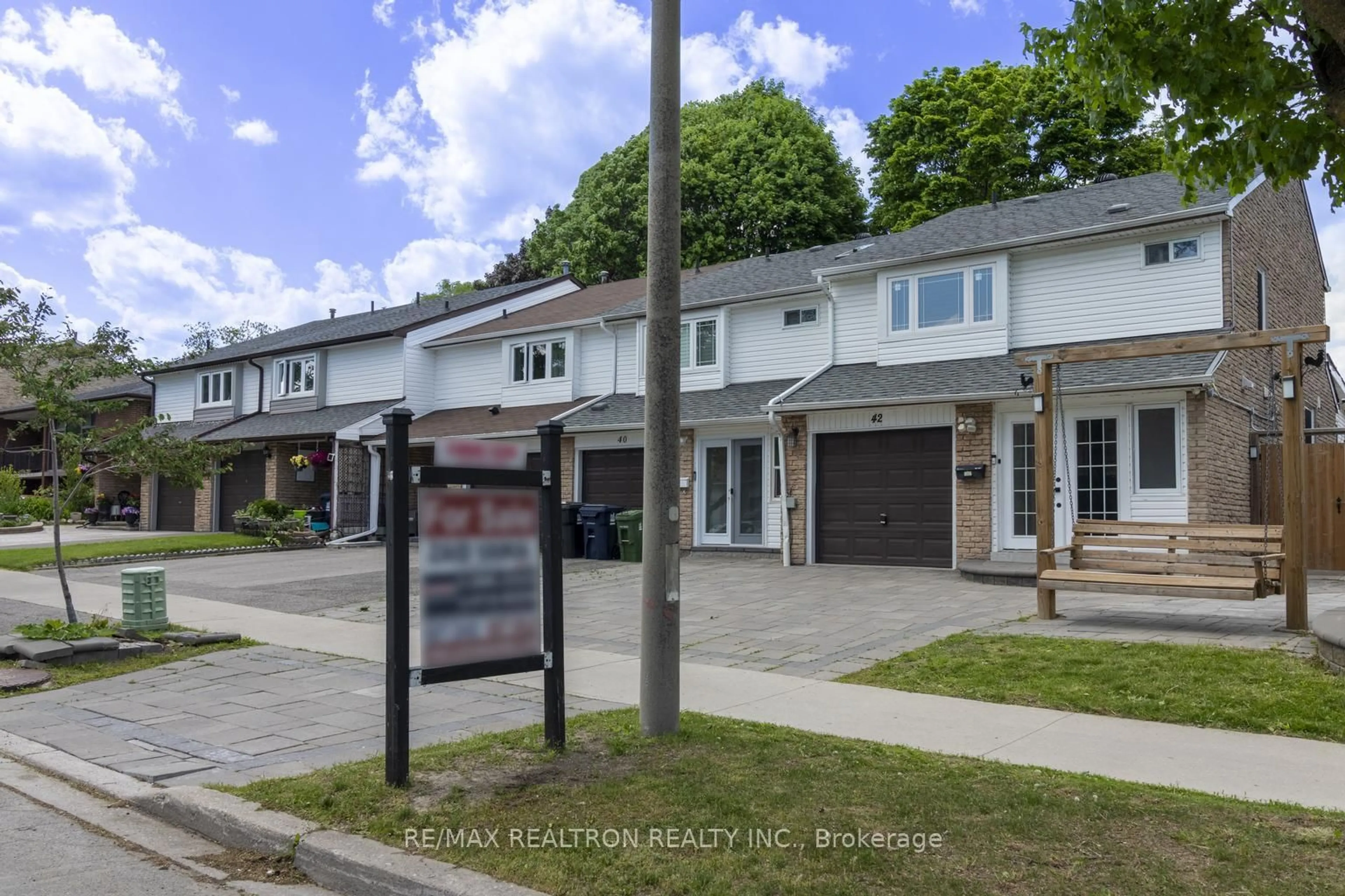 A pic from outside/outdoor area/front of a property/back of a property/a pic from drone, street for 42 Verne Cres, Toronto Ontario M1B 2X1