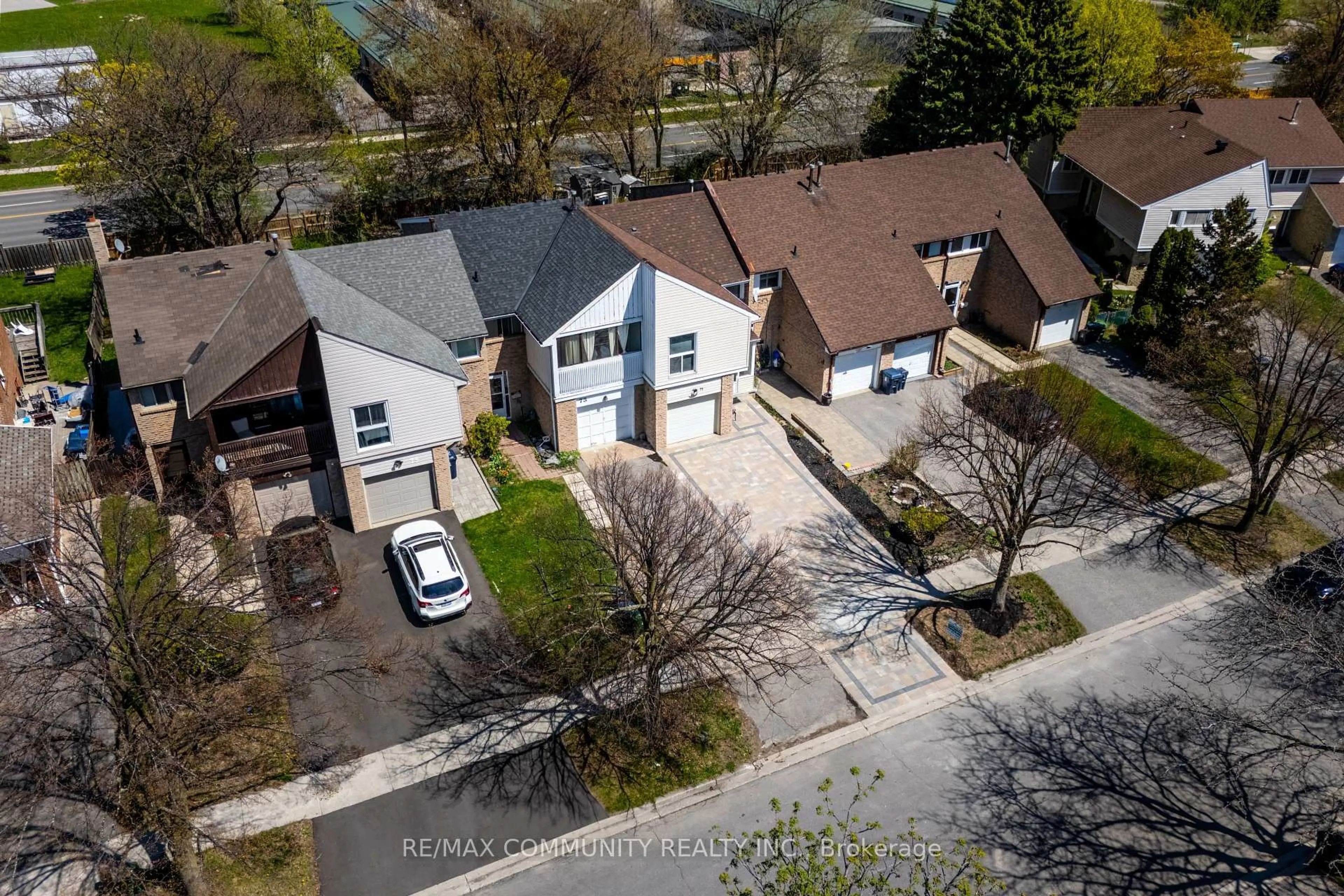 A pic from outside/outdoor area/front of a property/back of a property/a pic from drone, street for 71 Buckhurst Cres, Toronto Ontario M1S 4C3