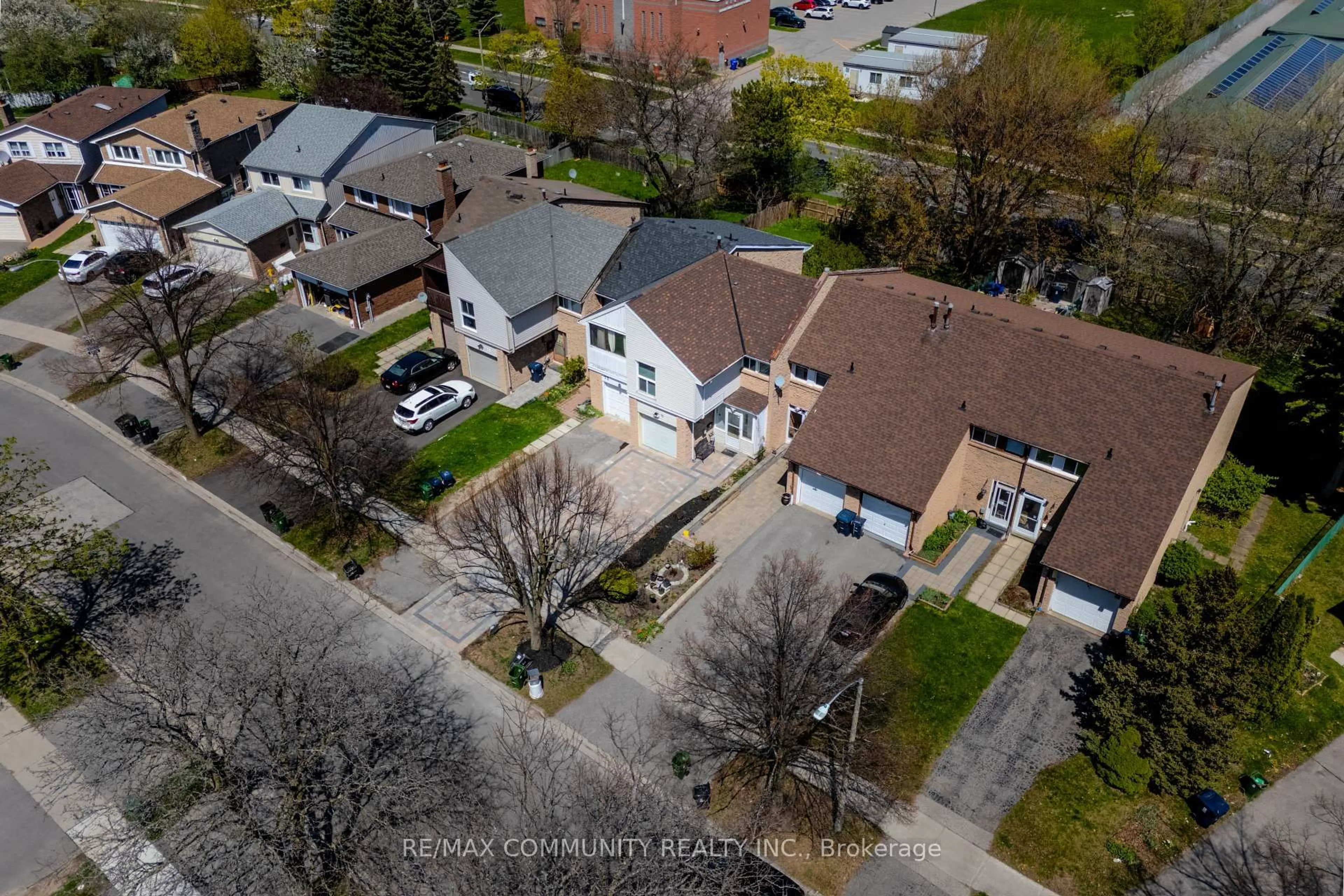 A pic from outside/outdoor area/front of a property/back of a property/a pic from drone, street for 71 Buckhurst Cres, Toronto Ontario M1S 4C3