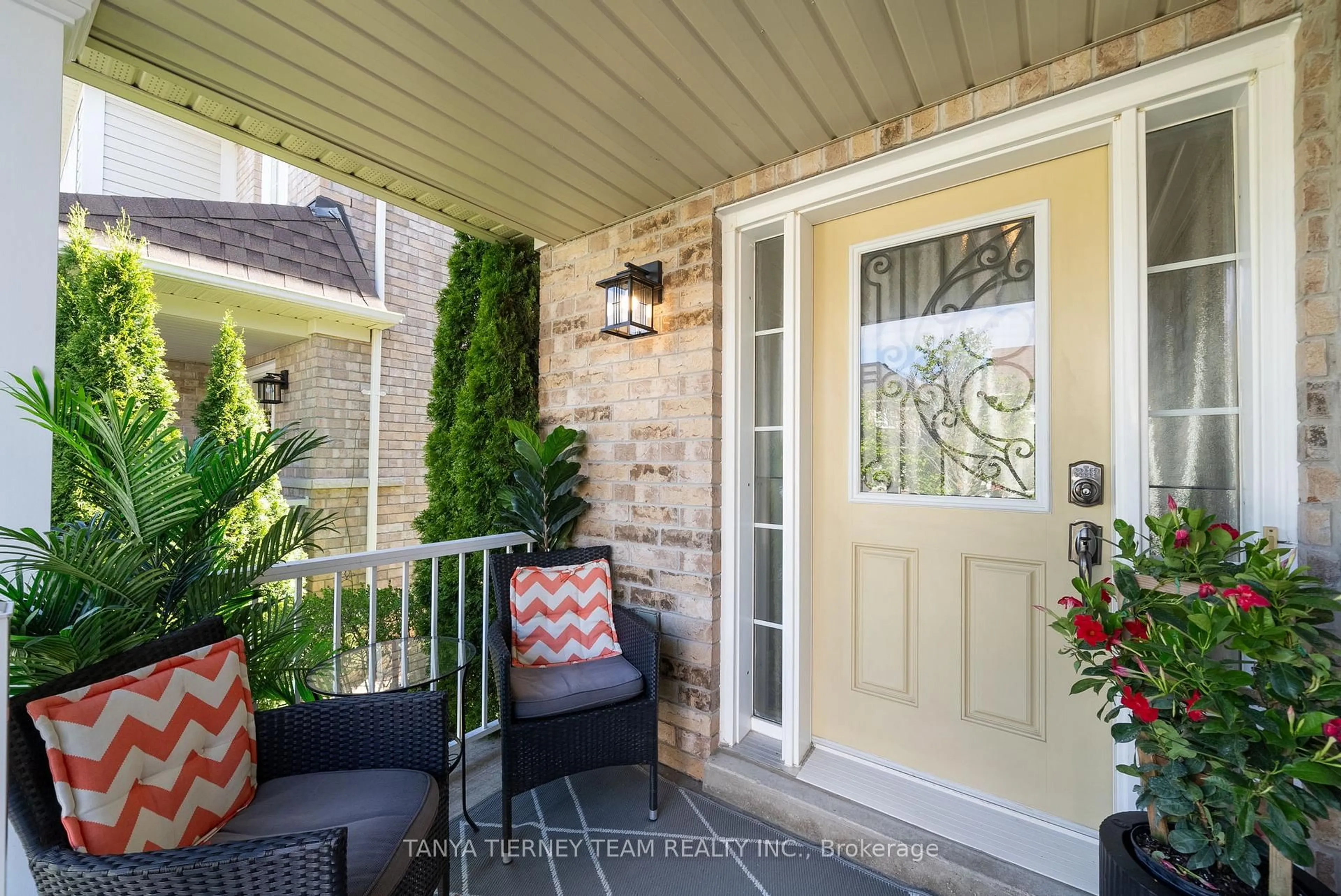 Indoor entryway for 460 Woodmount Dr #24, Oshawa Ontario L1K 0K3