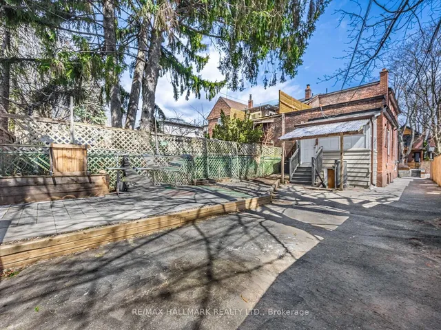 Primary image of 8 Redwood Ave
