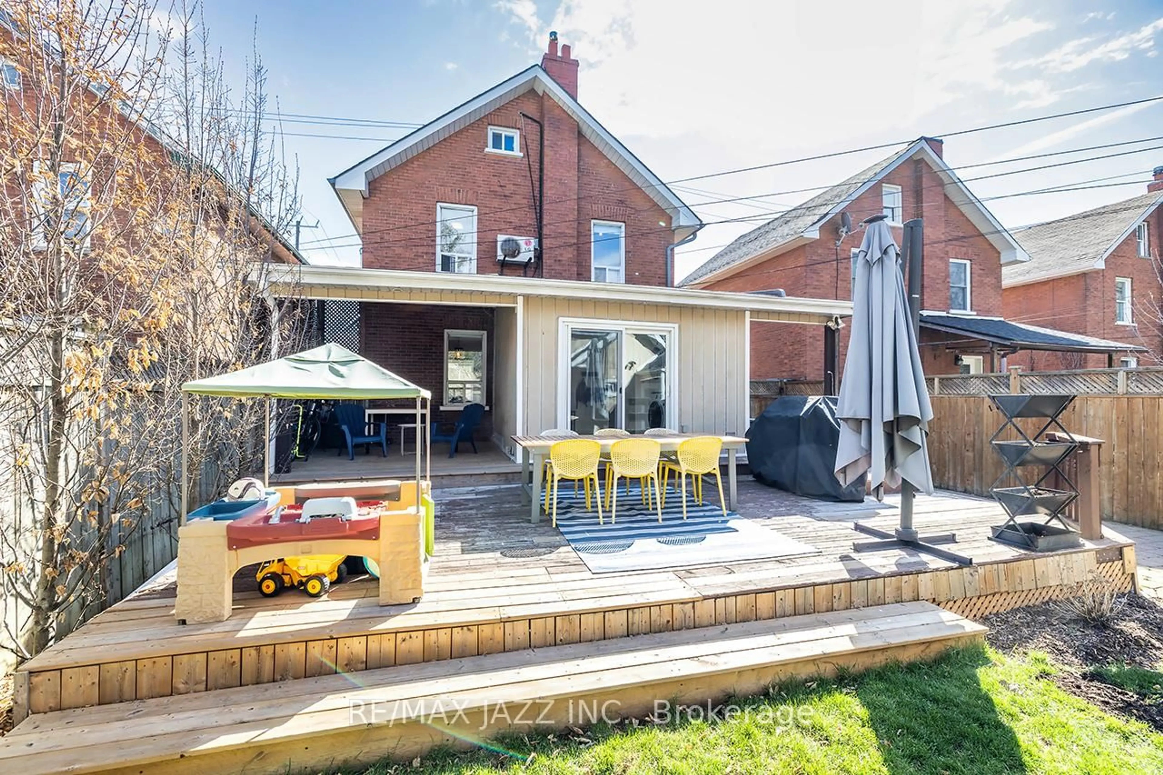 Unknown for 238 Division St, Oshawa Ontario L1G 5M5