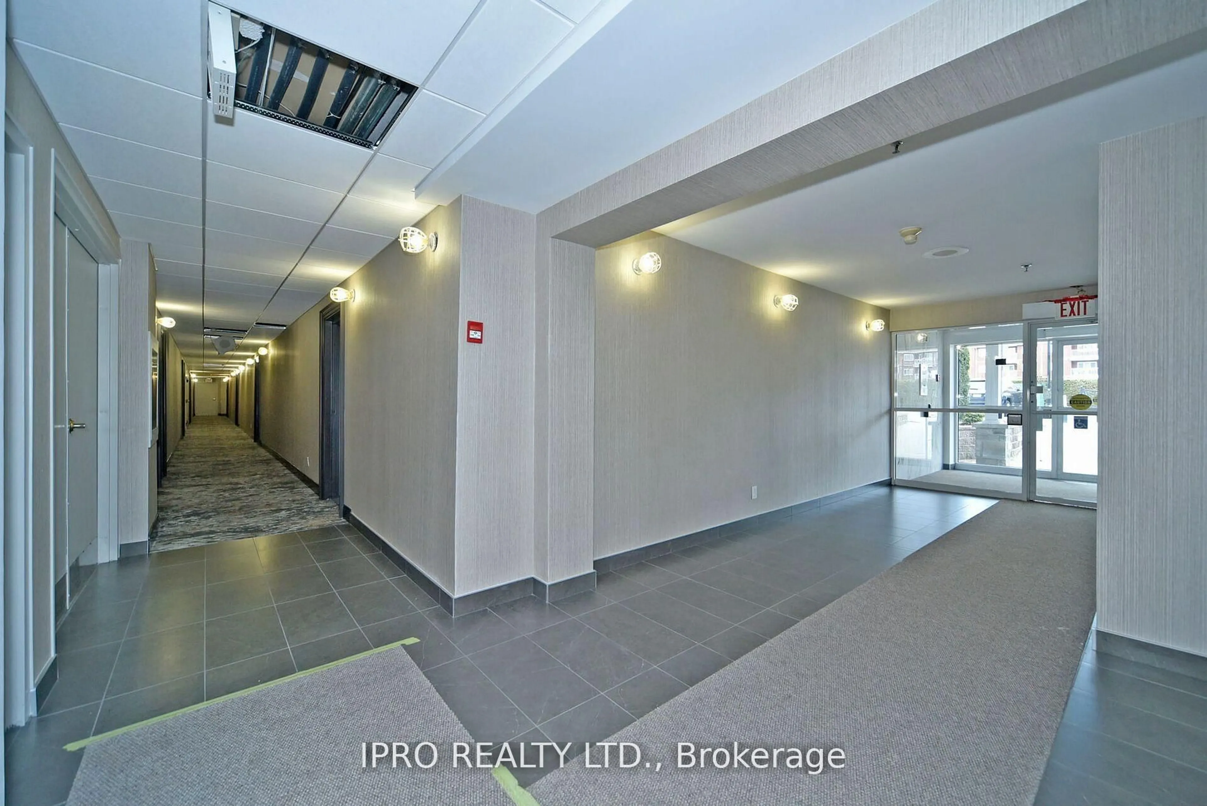 Indoor foyer for 195 Lake Driveway Dr #102, Ajax Ontario L1S 7H7