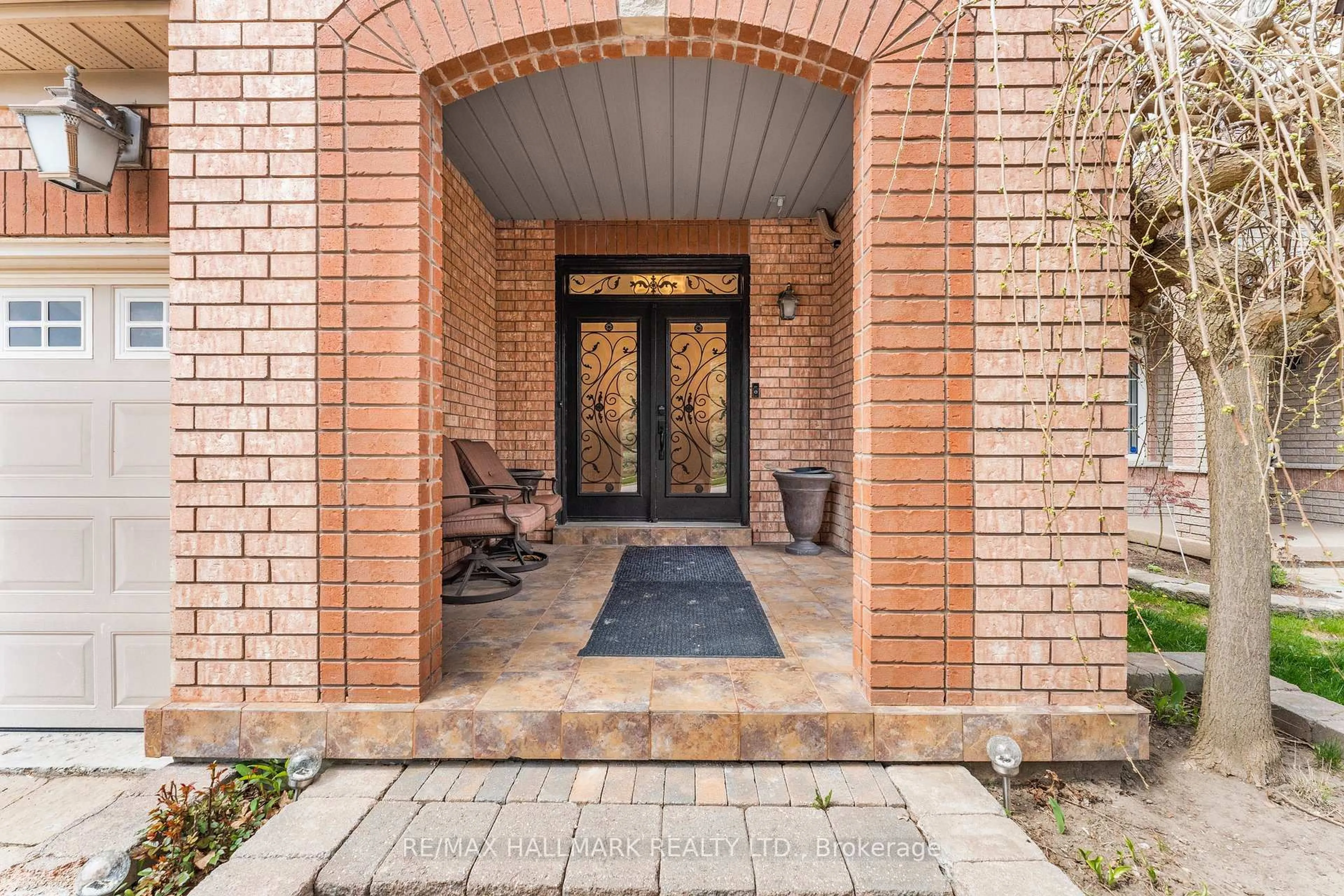 Home with brick exterior material, street for 178 Stonemanor Ave, Whitby Ontario L1R 2Z1