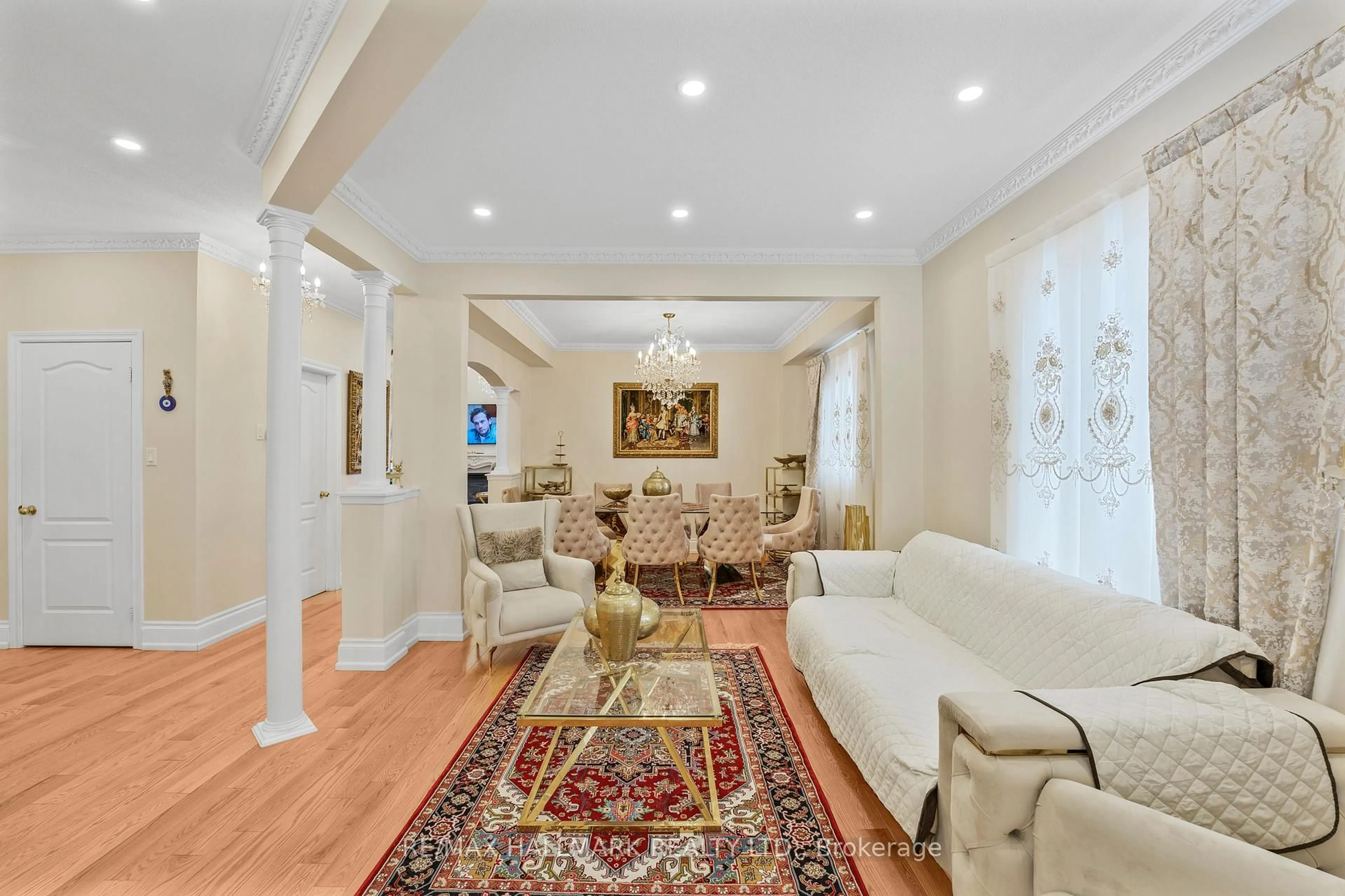 Indoor foyer for 178 Stonemanor Ave, Whitby Ontario L1R 2Z1
