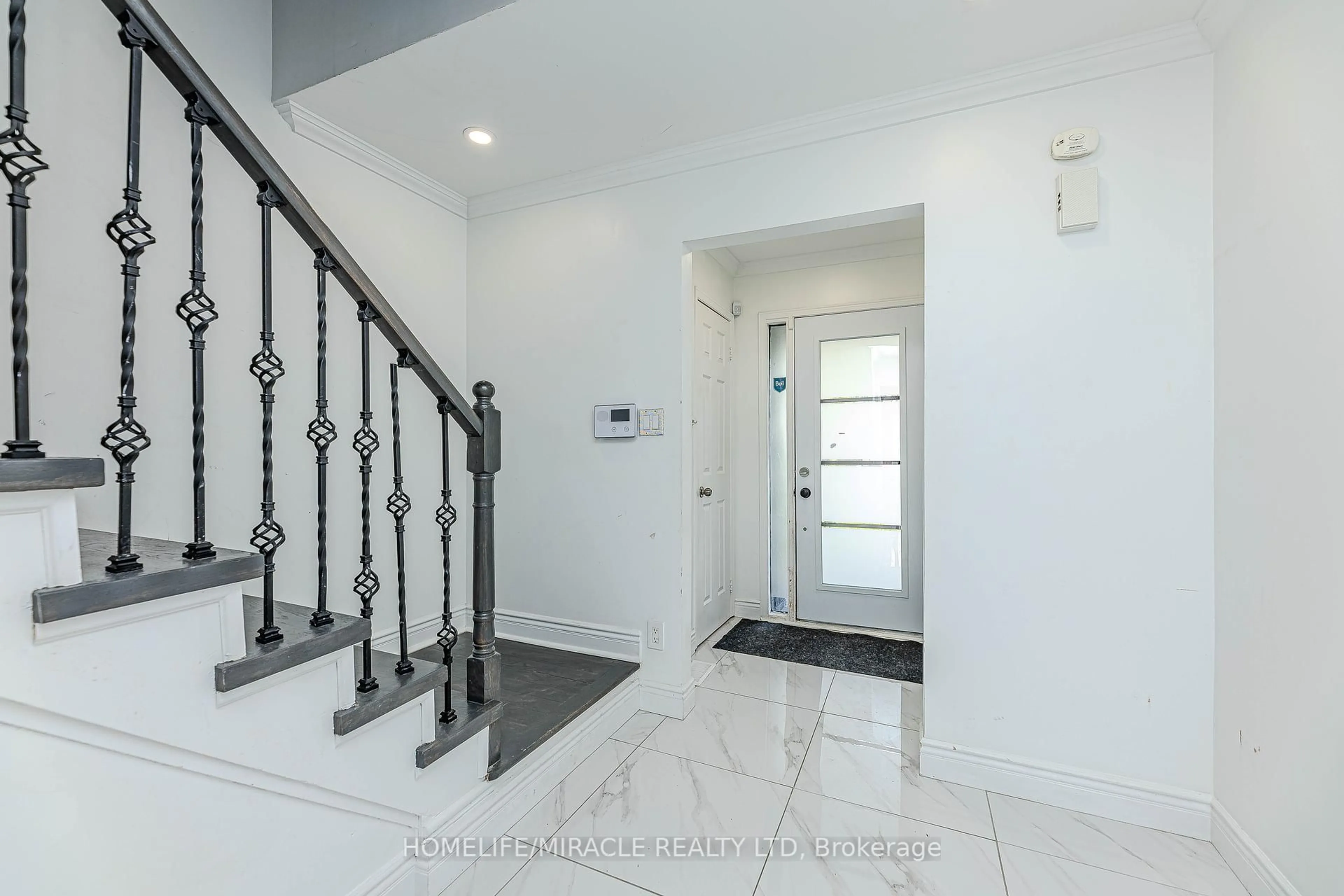 Indoor entryway for 851 Bennett Crt, Oshawa Ontario L1K 1V3