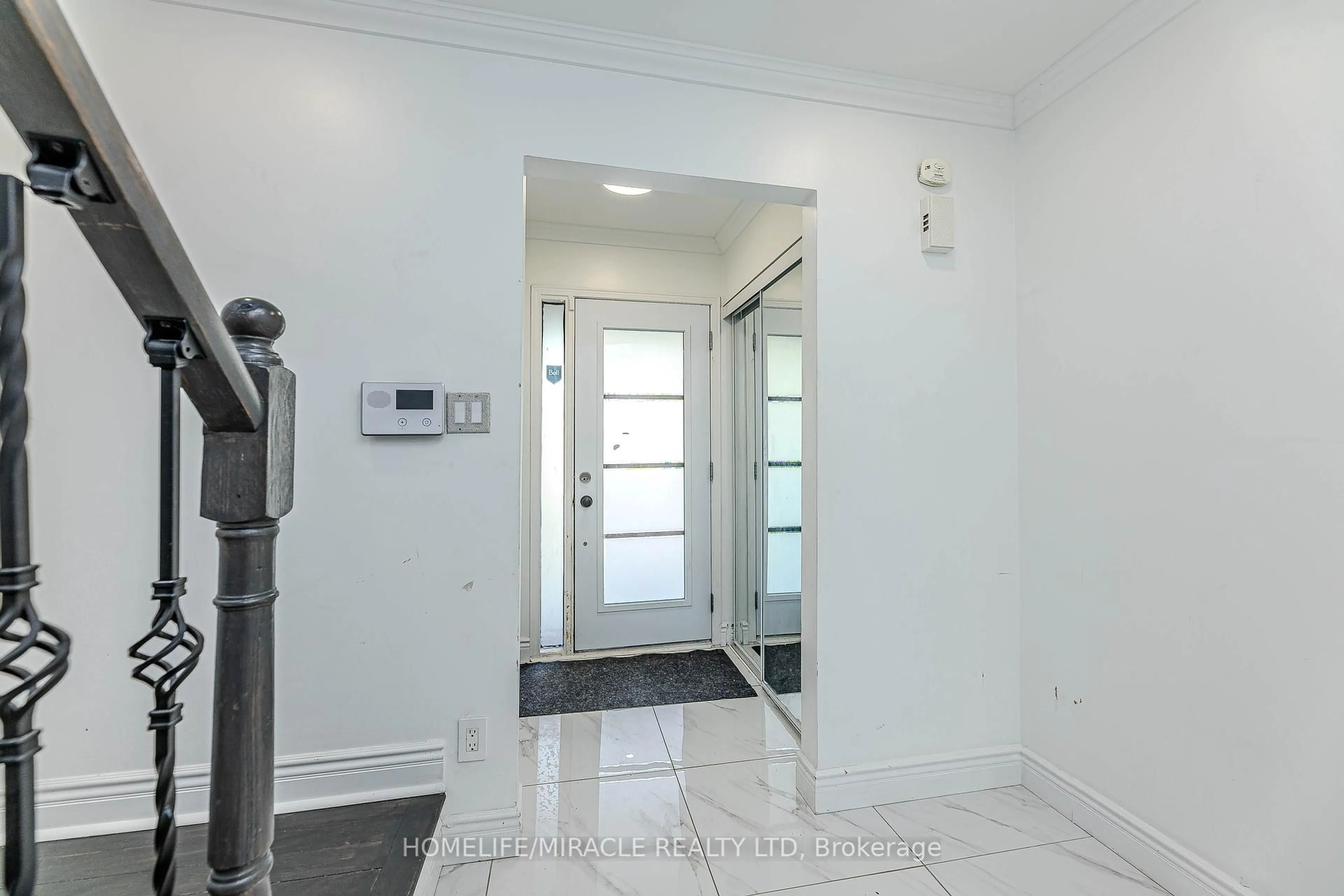 Indoor entryway for 851 Bennett Crt, Oshawa Ontario L1K 1V3