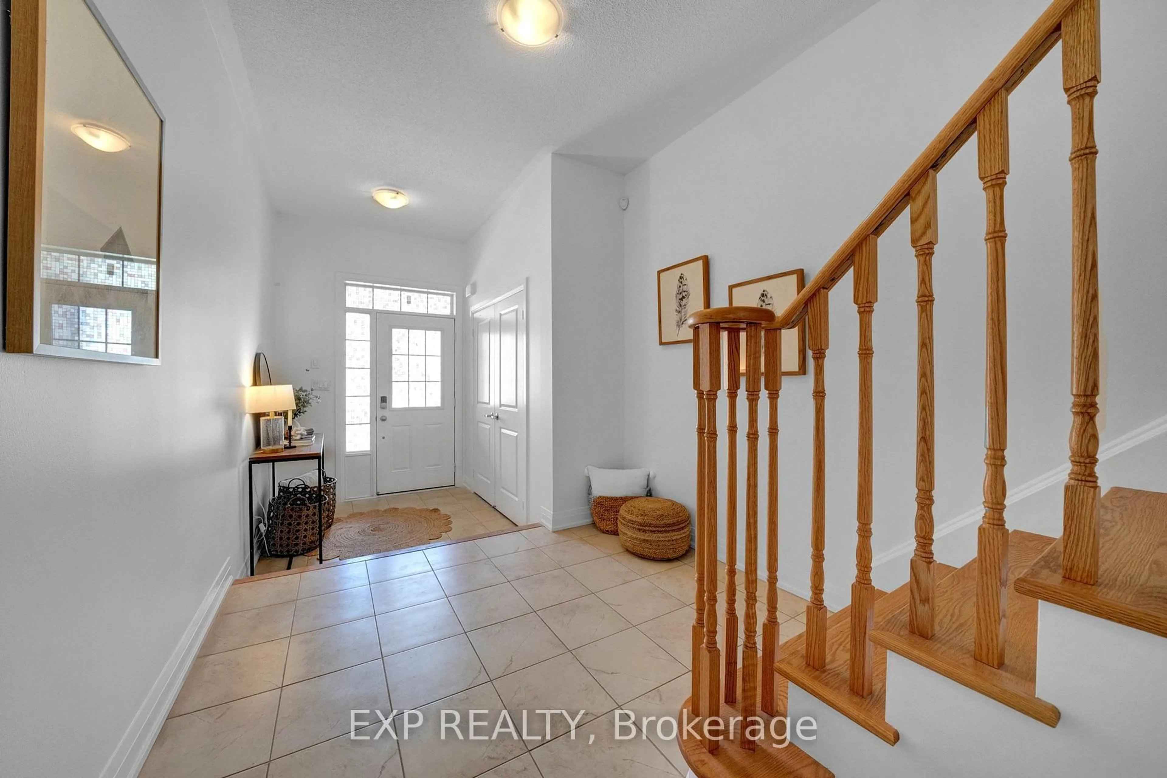 Indoor entryway for 76 Rimrock Cres, Whitby Ontario L1N 0E5