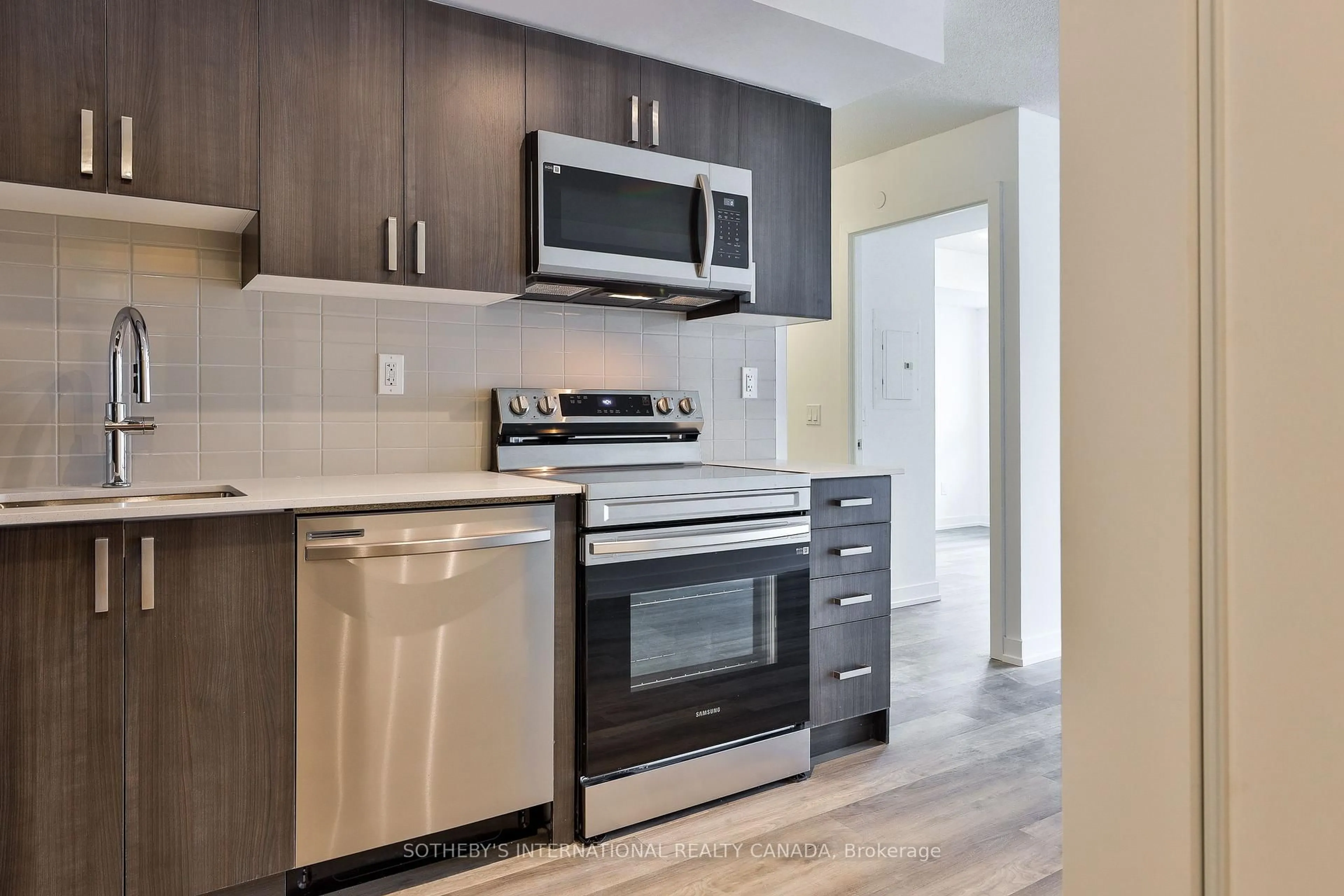 Standard kitchen, wood/laminate floor for 1435 Celebration Dr #2305, Pickering Ontario L1W 0C4