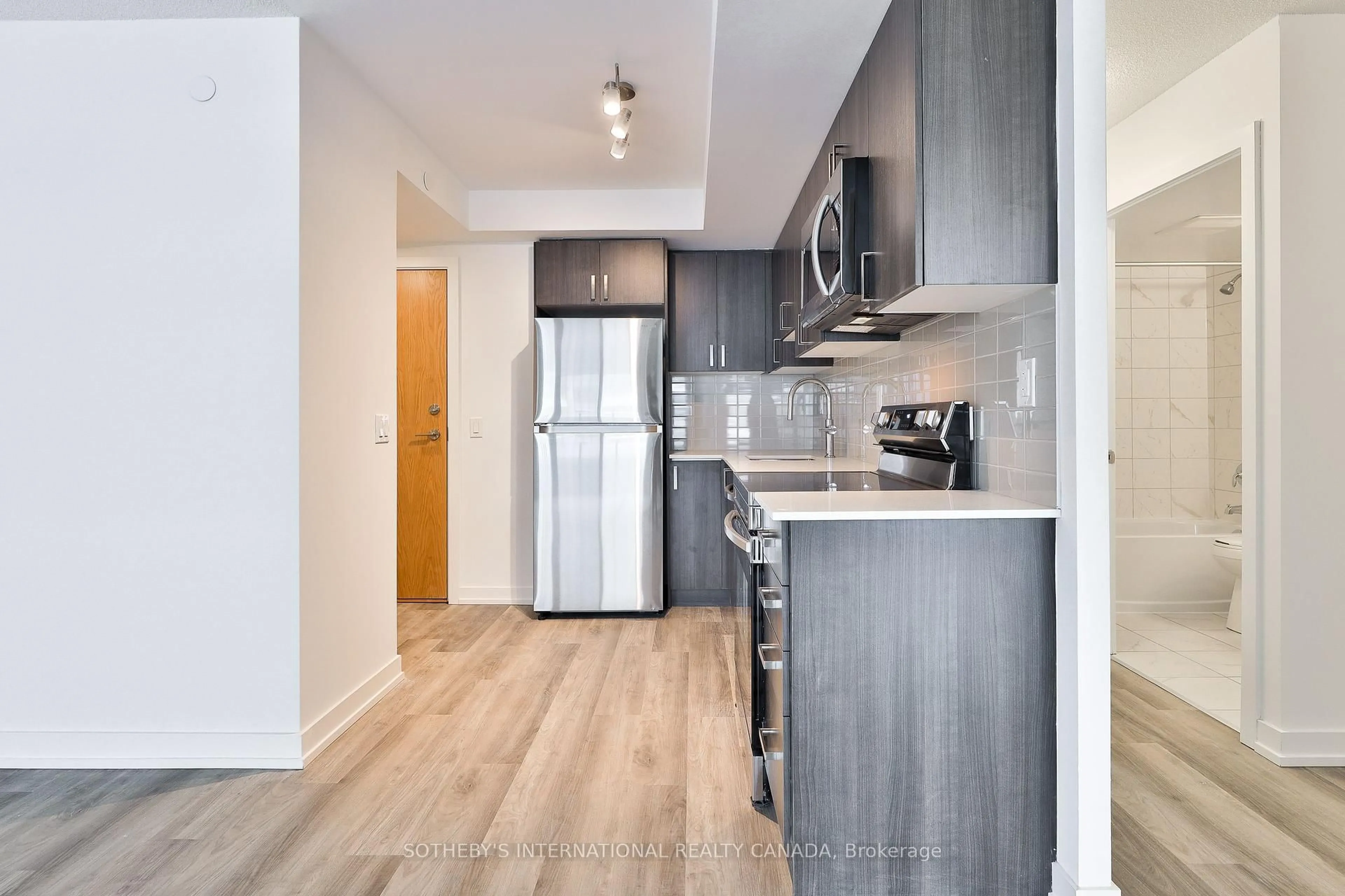 Standard kitchen, wood/laminate floor for 1435 Celebration Dr #2305, Pickering Ontario L1W 0C4