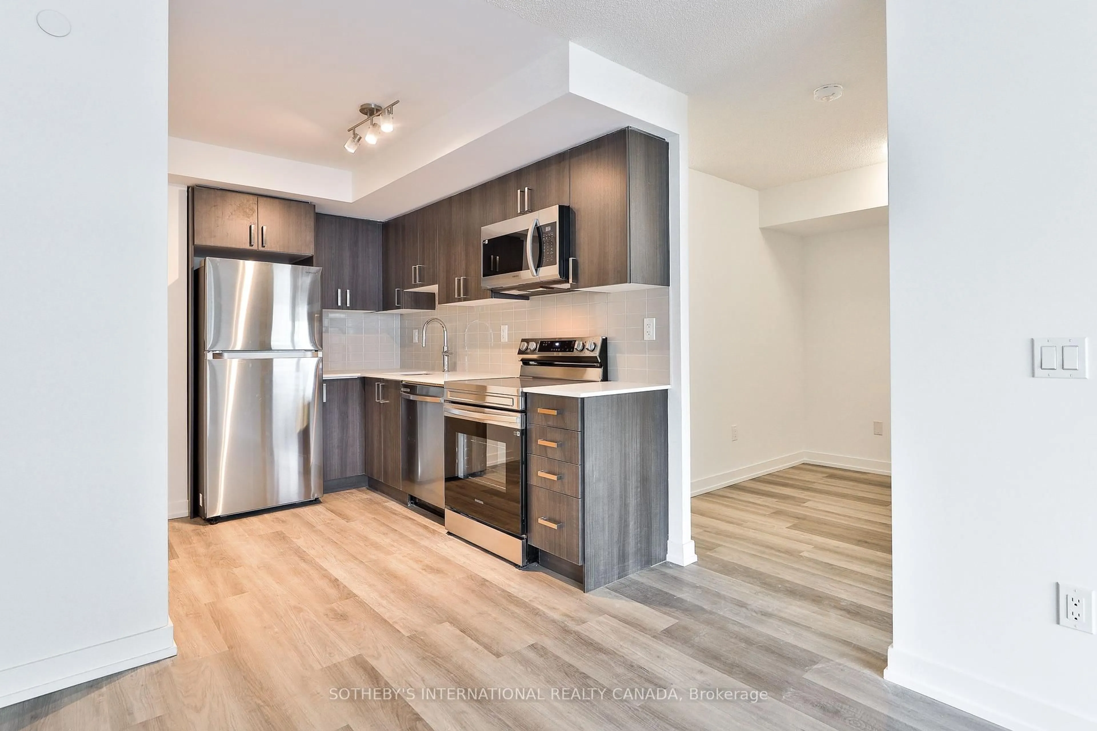 Standard kitchen, wood/laminate floor for 1435 Celebration Dr #2305, Pickering Ontario L1W 0C4
