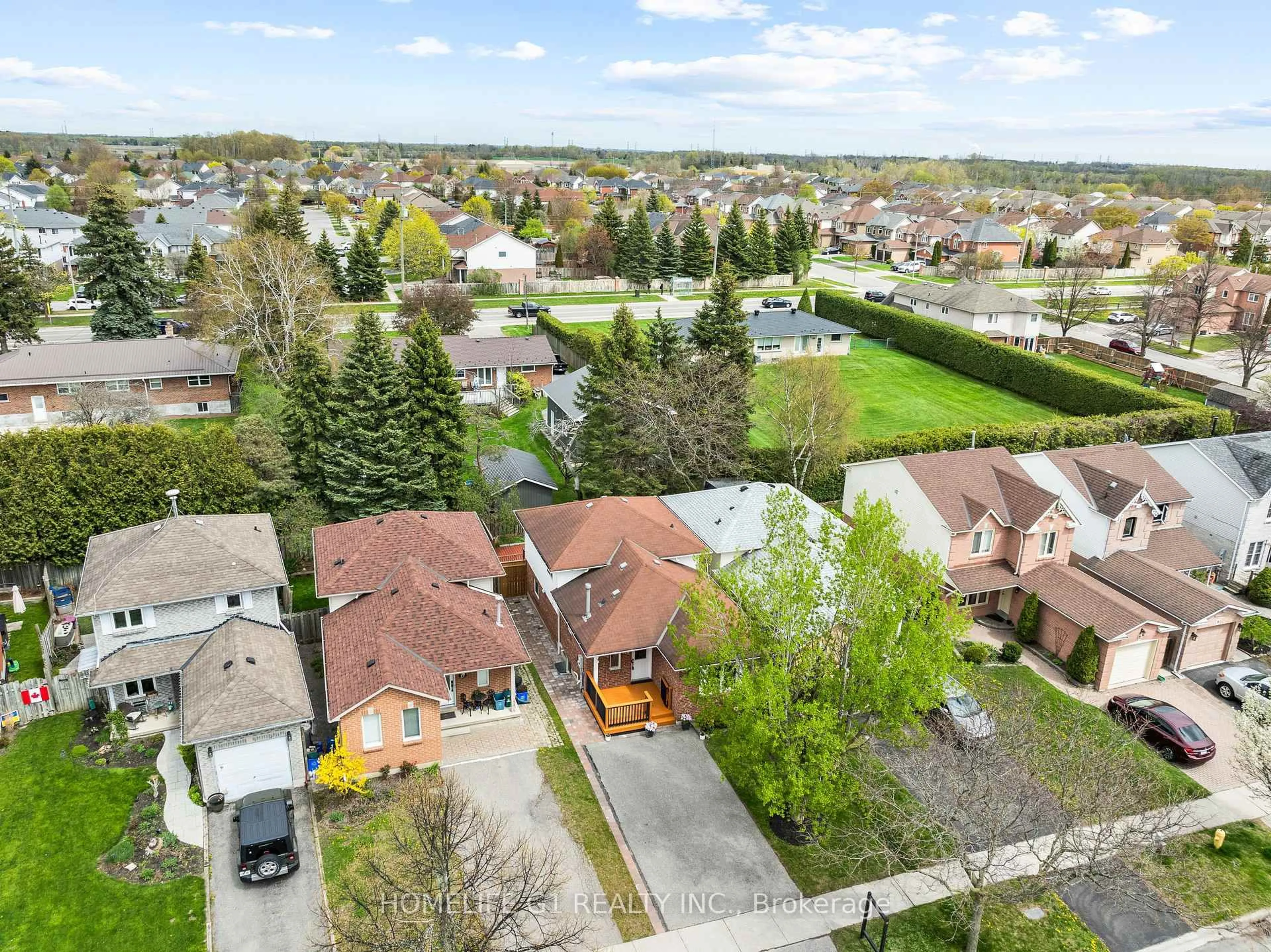A pic from outside/outdoor area/front of a property/back of a property/a pic from drone, street for 15 Inglis Ave, Clarington Ontario L1E 2G7