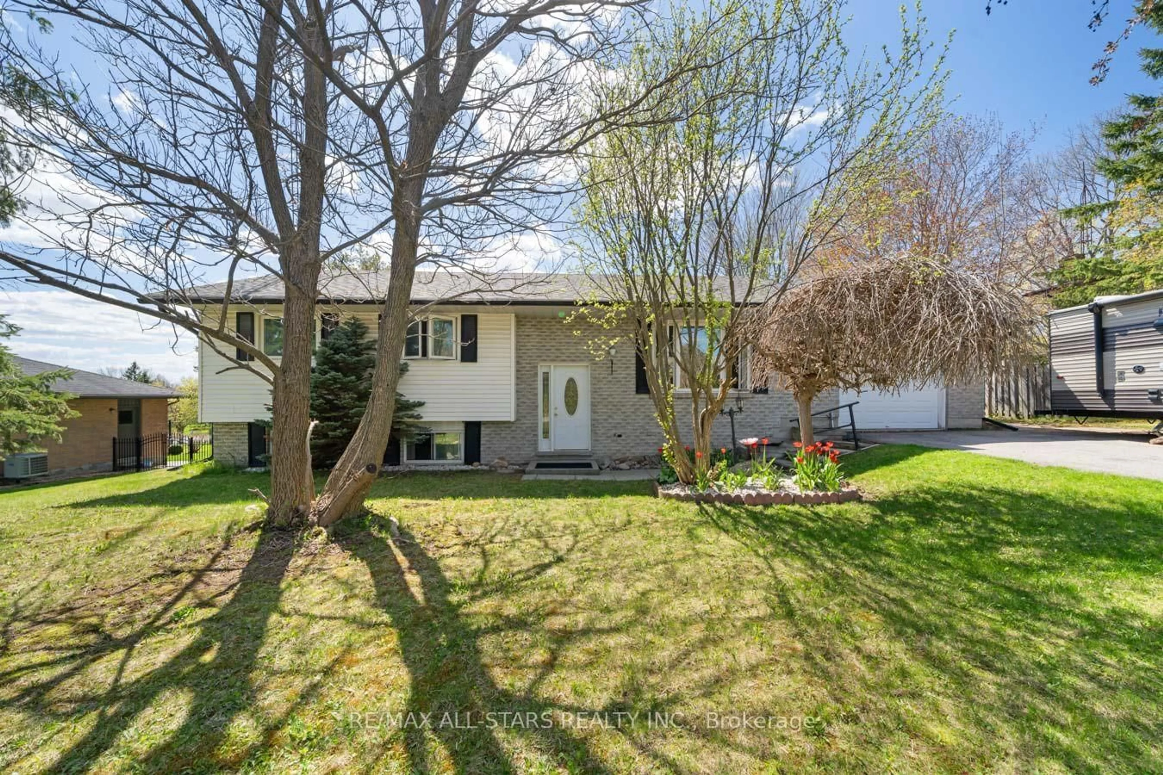 A pic from outside/outdoor area/front of a property/back of a property/a pic from drone, street for 14 Ianson Dr, Scugog Ontario L0C 1B0