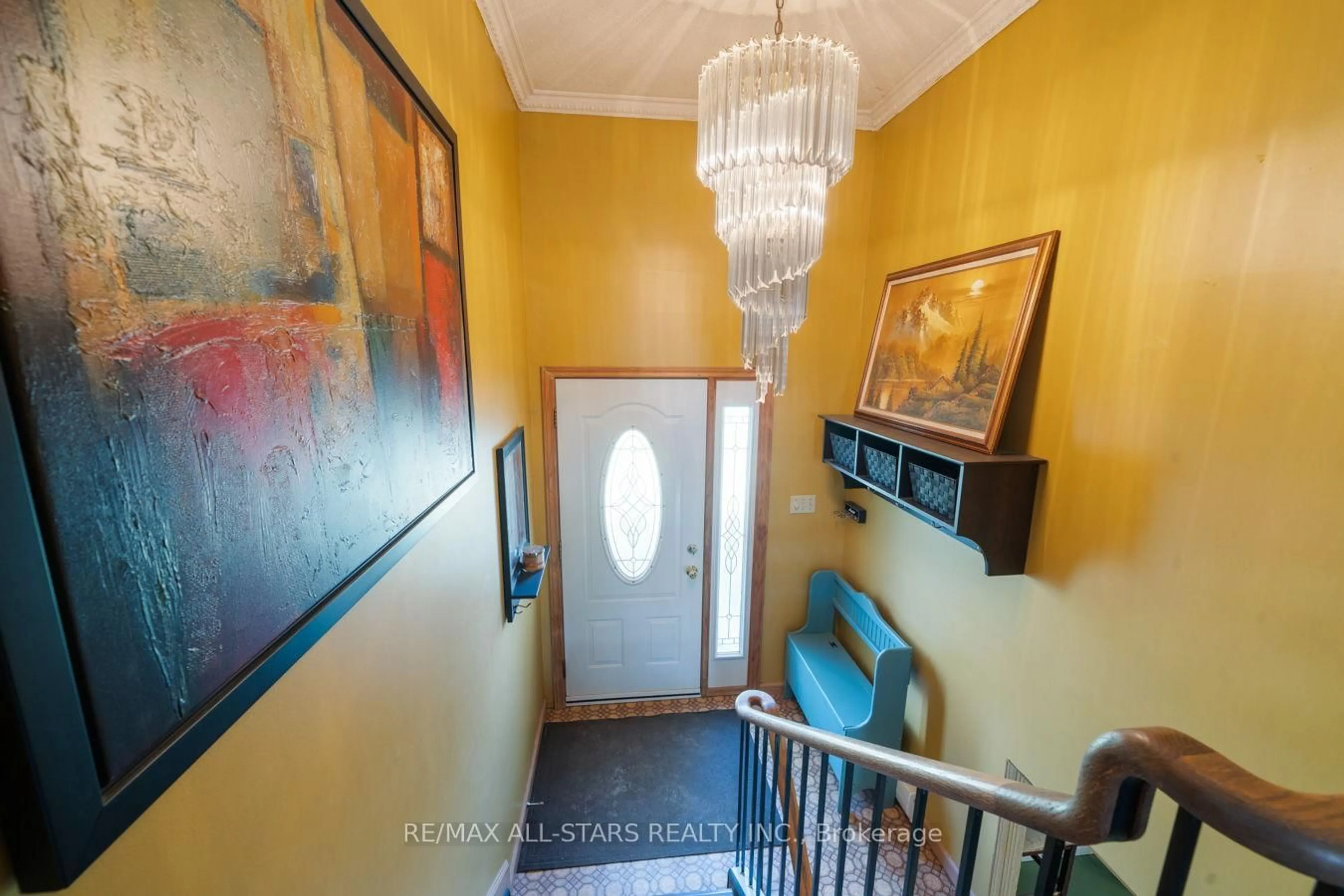 Indoor foyer for 14 Ianson Dr, Scugog Ontario L0C 1B0