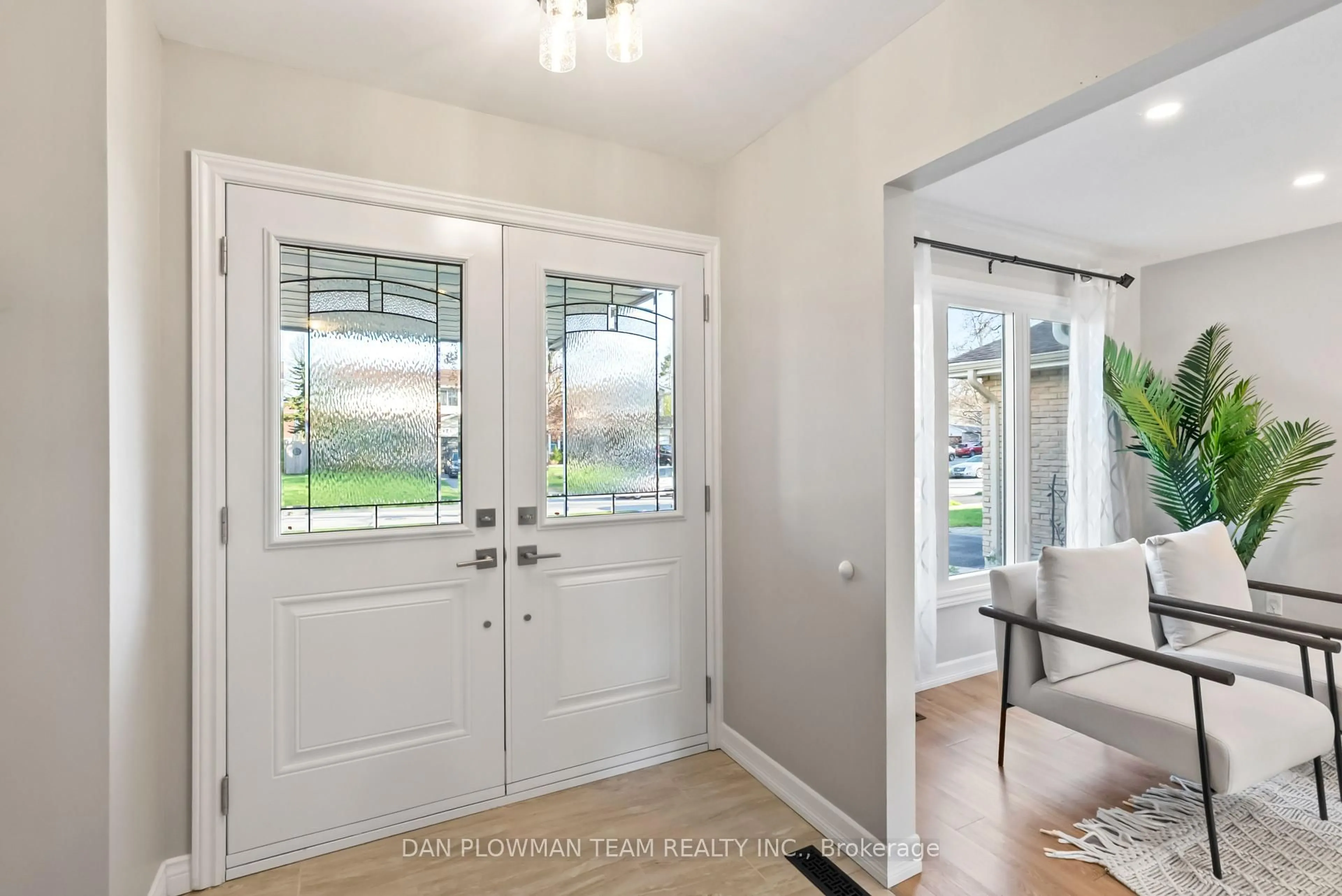 Indoor entryway for 1472 Tampa Cres, Oshawa Ontario L1G 6V2