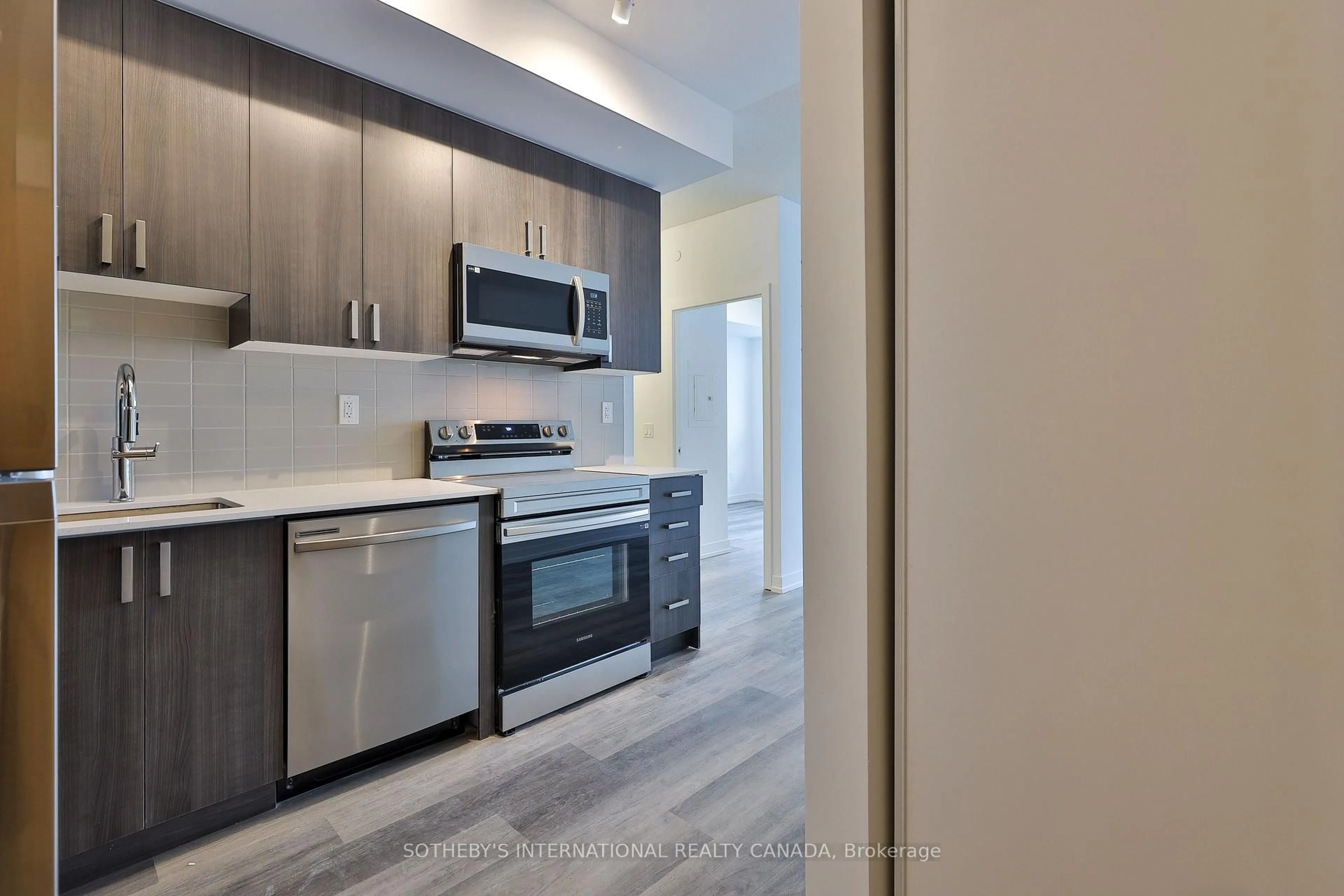 Standard kitchen, unknown for 1435 Celebration Dr #2405, Pickering Ontario L1W 0C4