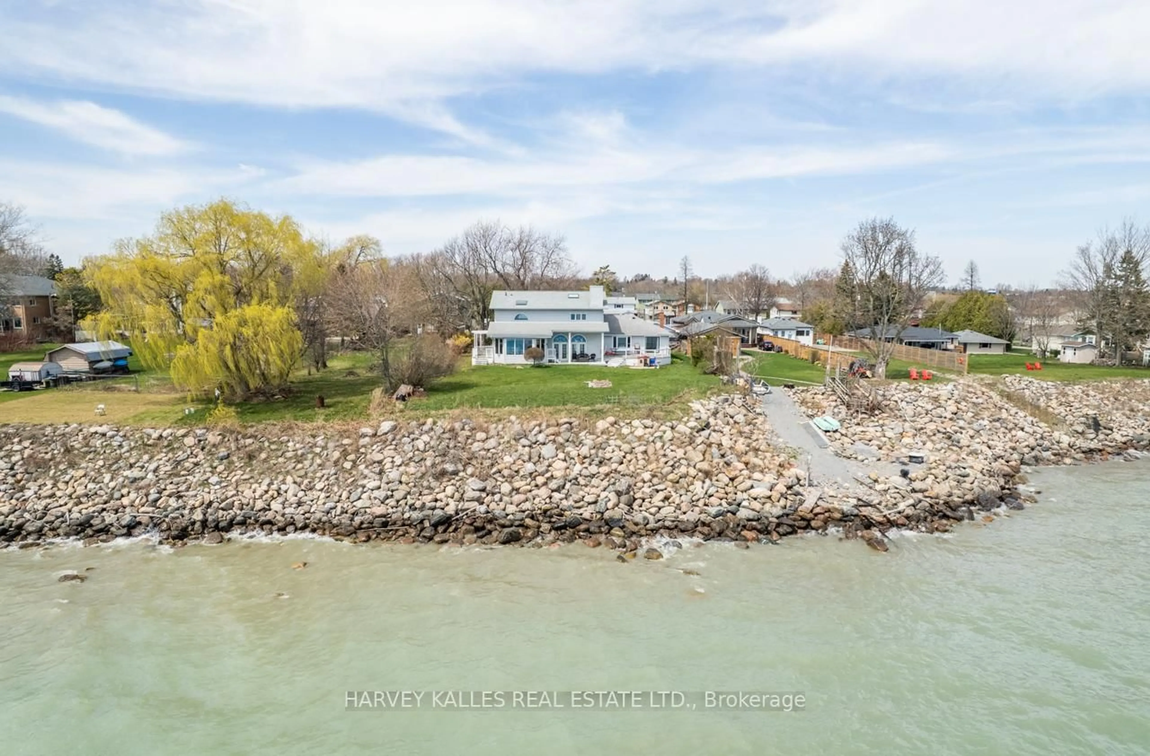 A pic from outside/outdoor area/front of a property/back of a property/a pic from drone, water/lake/river/ocean view for 477 Stone St, Oshawa Ontario L1J 1A4