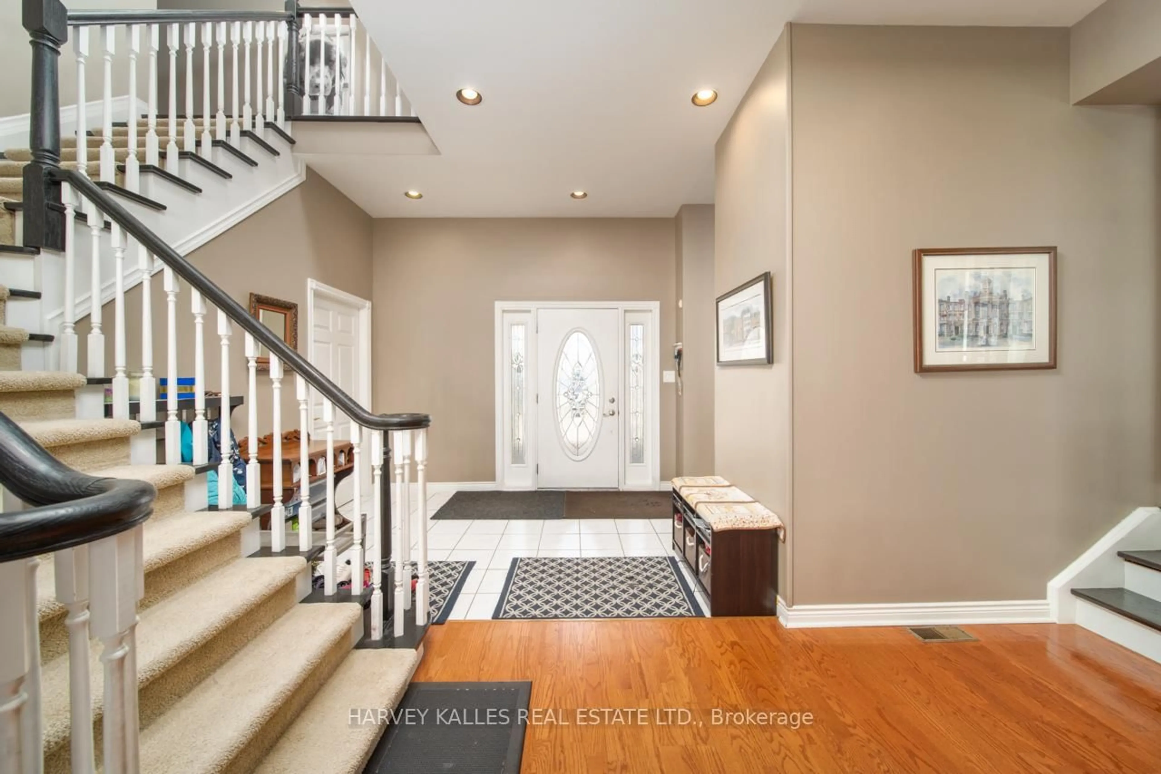 Indoor entryway for 477 Stone St, Oshawa Ontario L1J 1A4