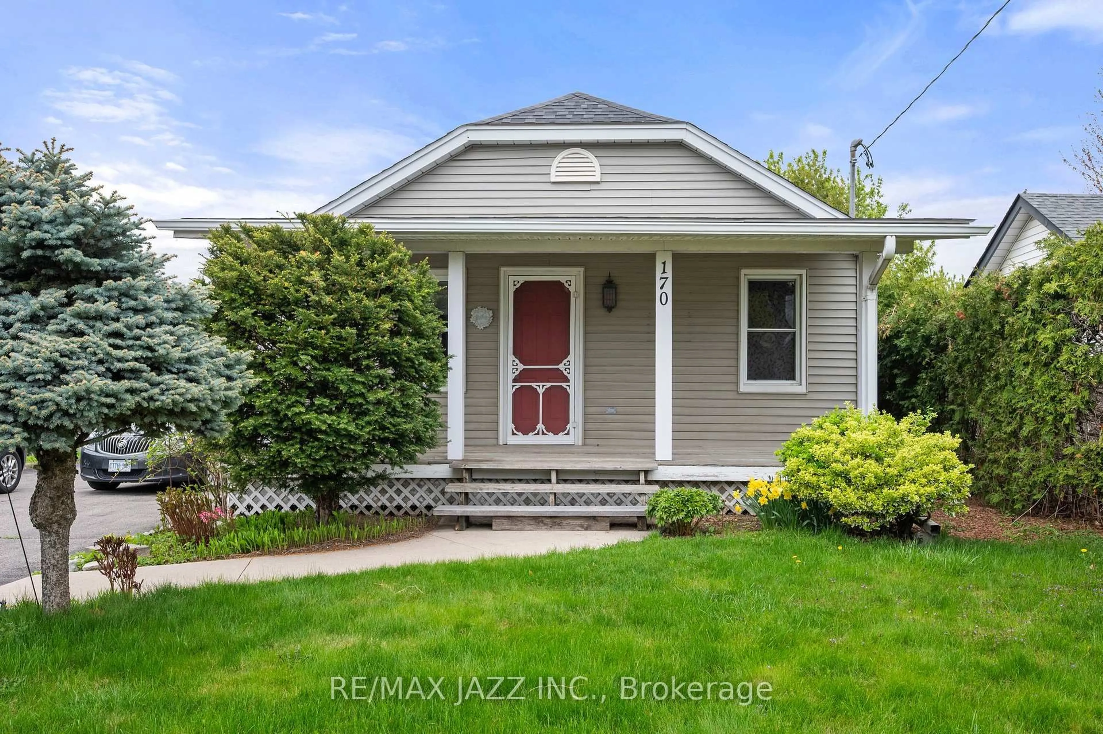 Home with vinyl exterior material, street for 170 Stevenson Rd, Oshawa Ontario L1J 5M5