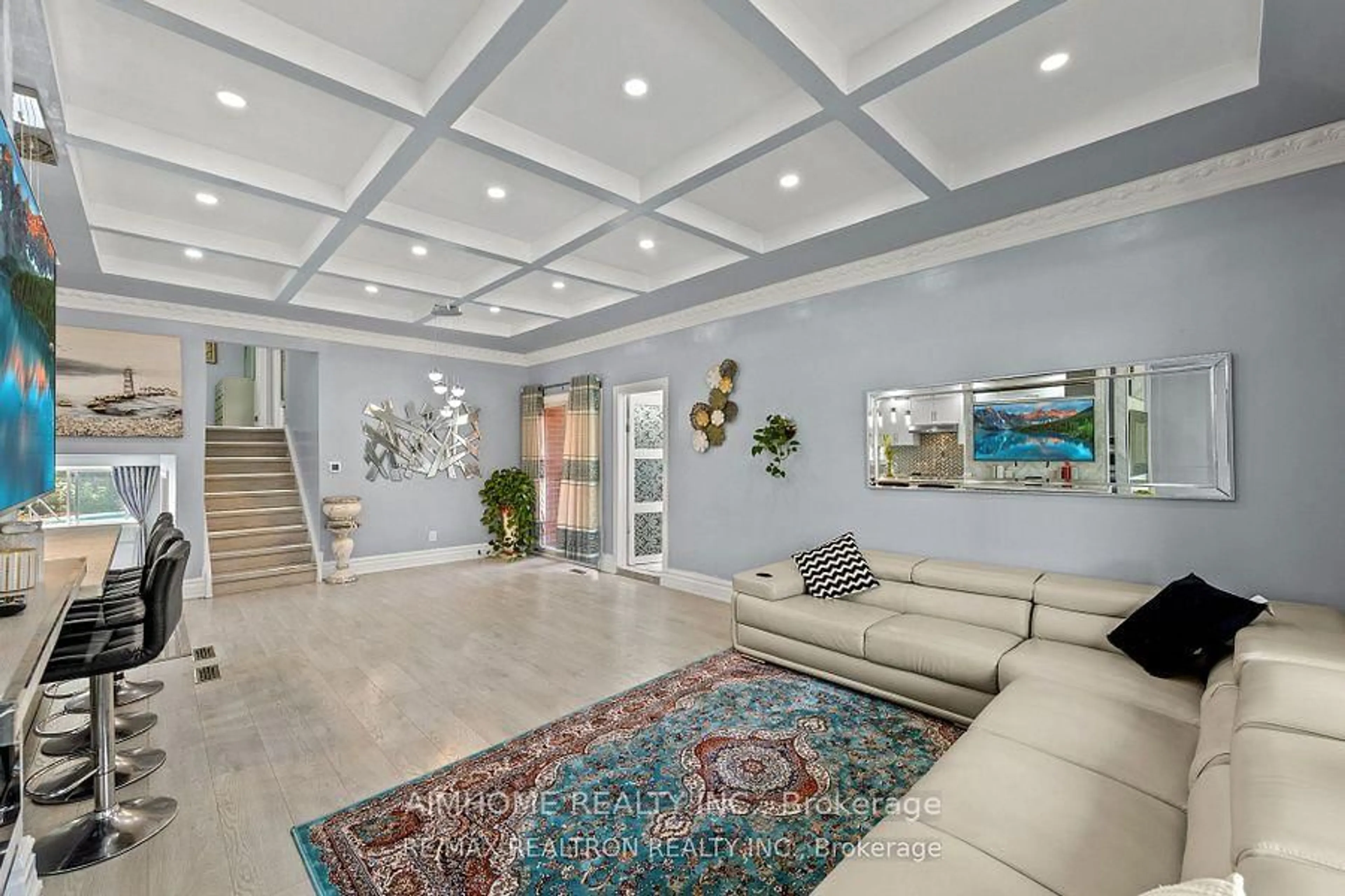 Indoor foyer for 61 Rotary Dr, Toronto Ontario M1B 2J4