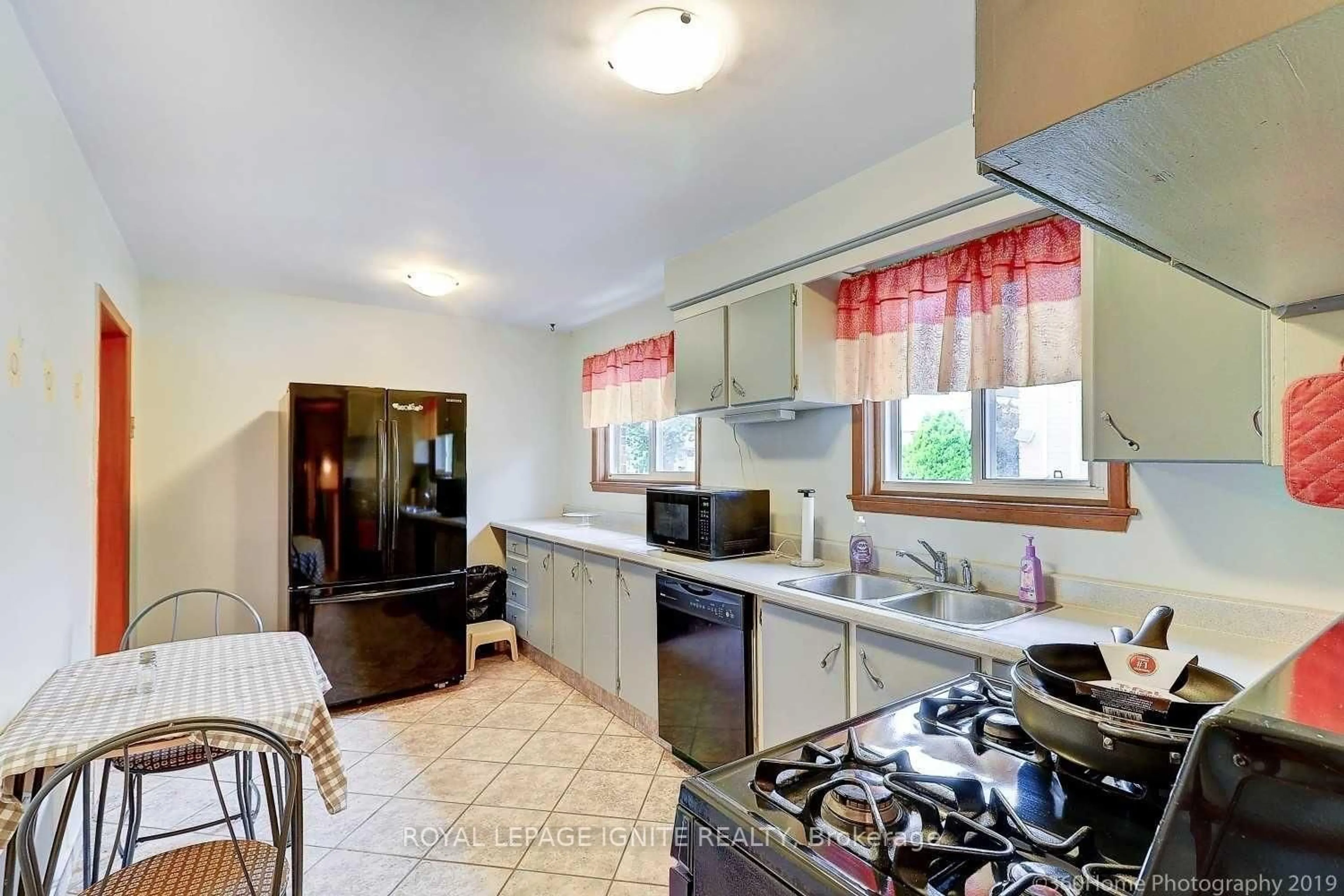 Standard kitchen, ceramic/tile floor for 153 Rodda Blvd, Toronto Ontario M1E 3A1