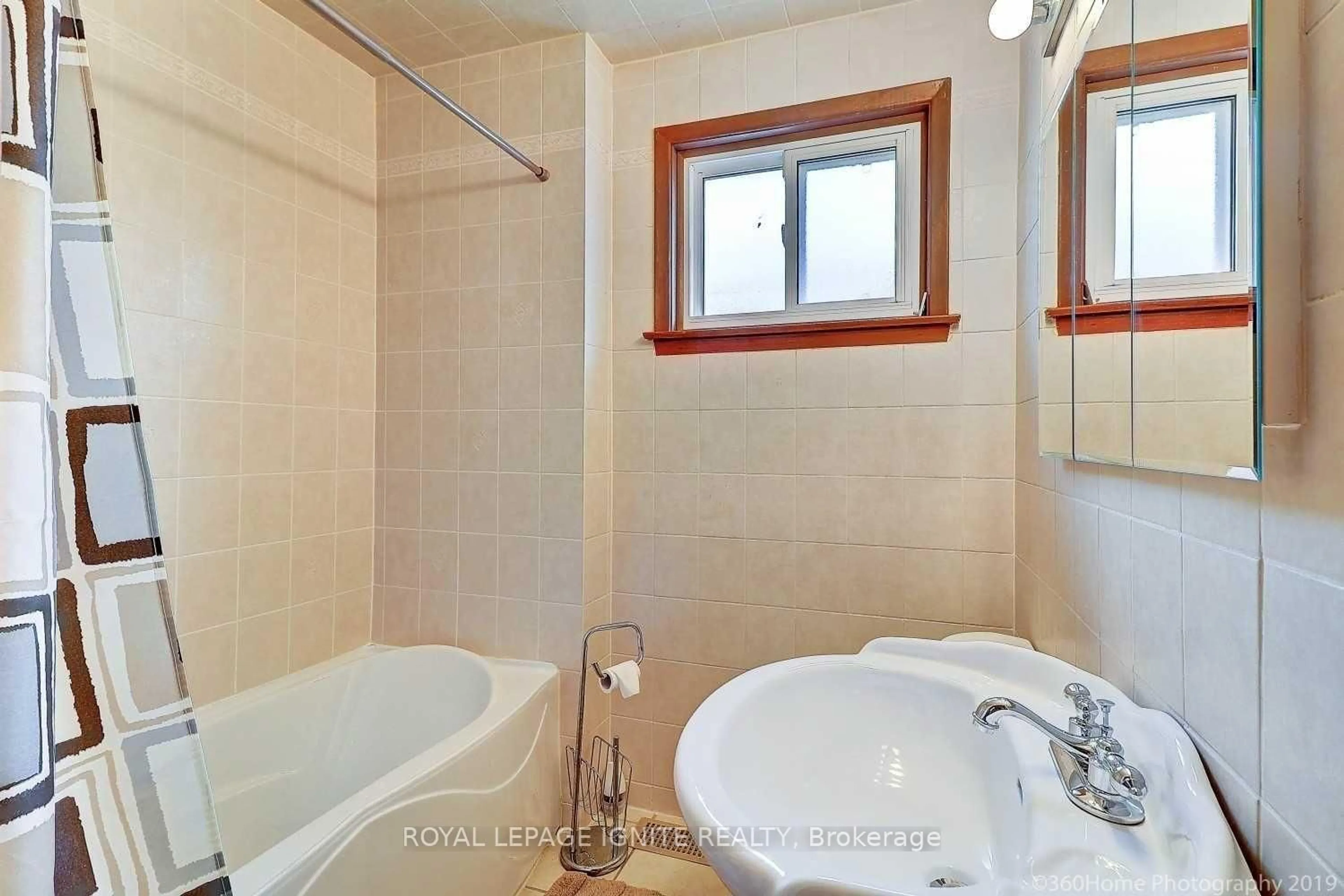 Standard bathroom, ceramic/tile floor for 153 Rodda Blvd, Toronto Ontario M1E 3A1