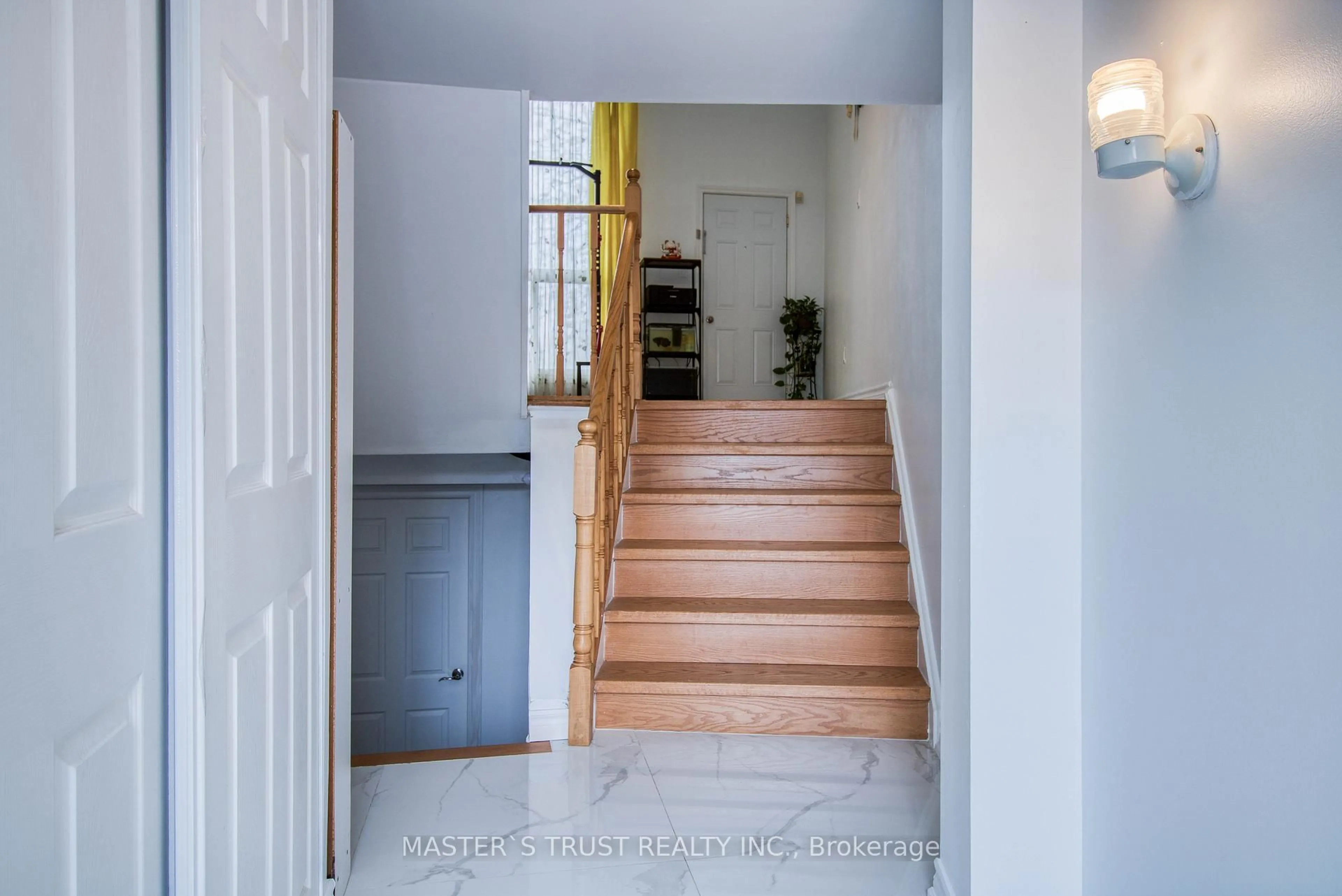 Indoor entryway for 129 Huntingdale Blvd, Toronto Ontario M1W 1T2