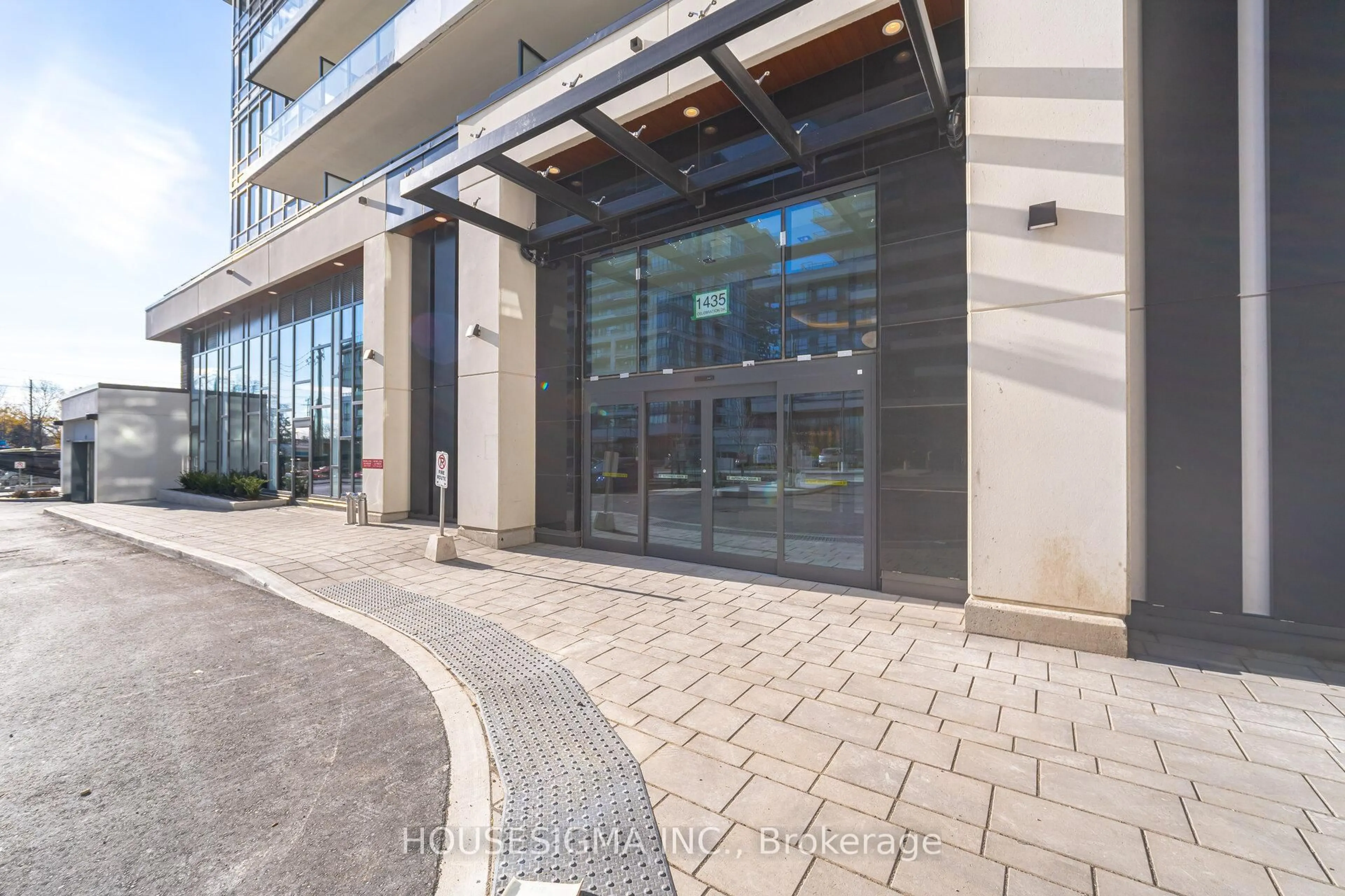 Indoor foyer for 1435 Celebration Dr #2012, Pickering Ontario L1W 0C4