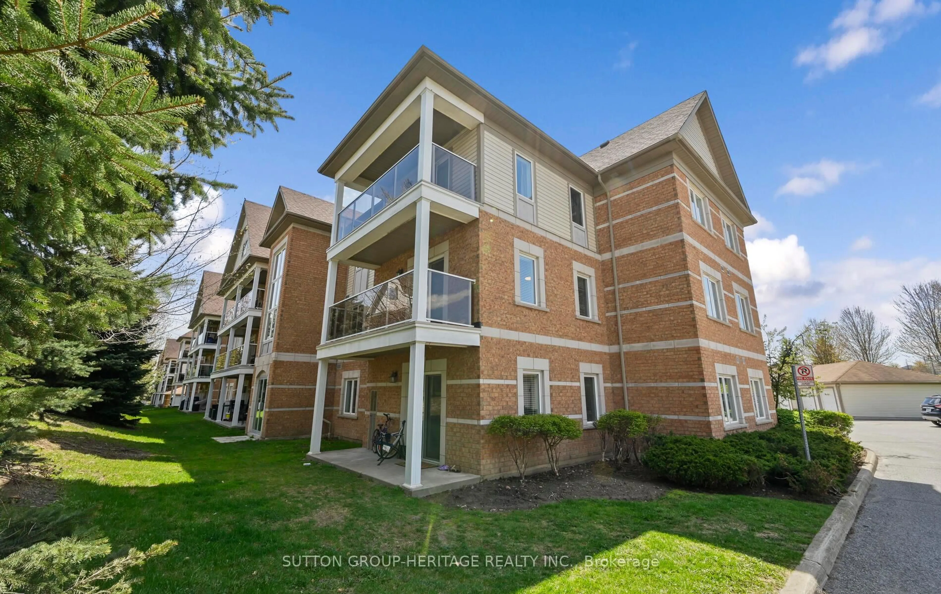 A pic from outside/outdoor area/front of a property/back of a property/a pic from drone, building for 124 Aspen Springs Dr #207, Clarington Ontario L1C 0G8