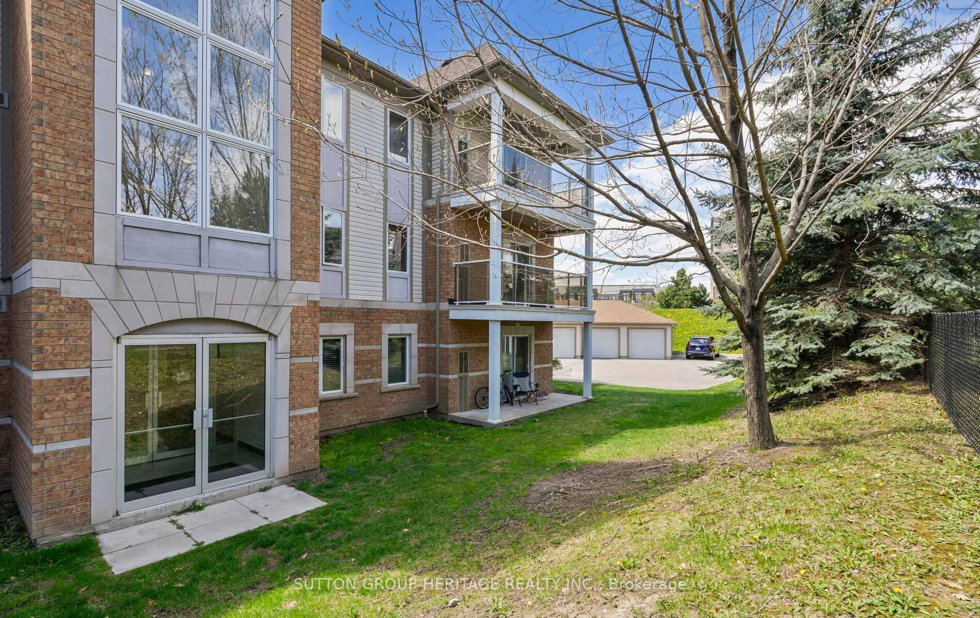 Patio, building for 124 Aspen Springs Dr #207, Clarington Ontario L1C 0G8