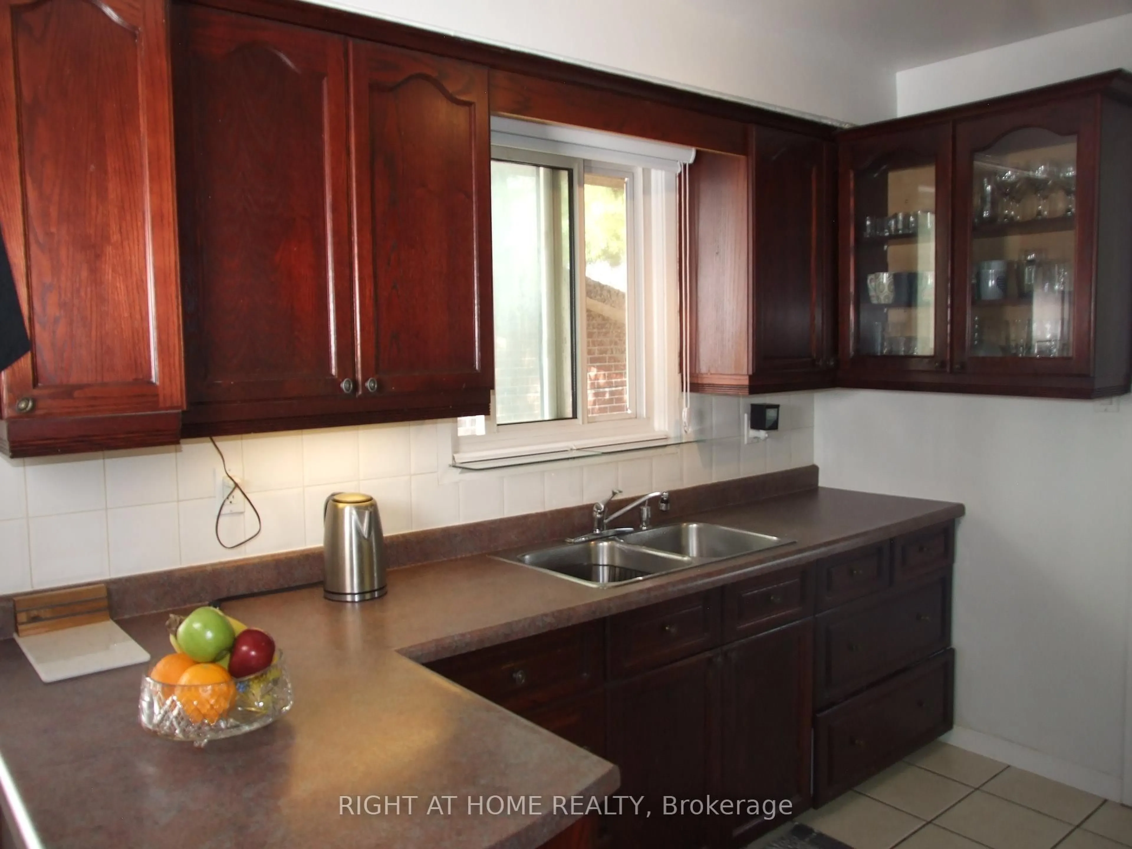 Standard kitchen, ceramic/tile floor for 53 Renfield Cres, Whitby Ontario L1P 1B2