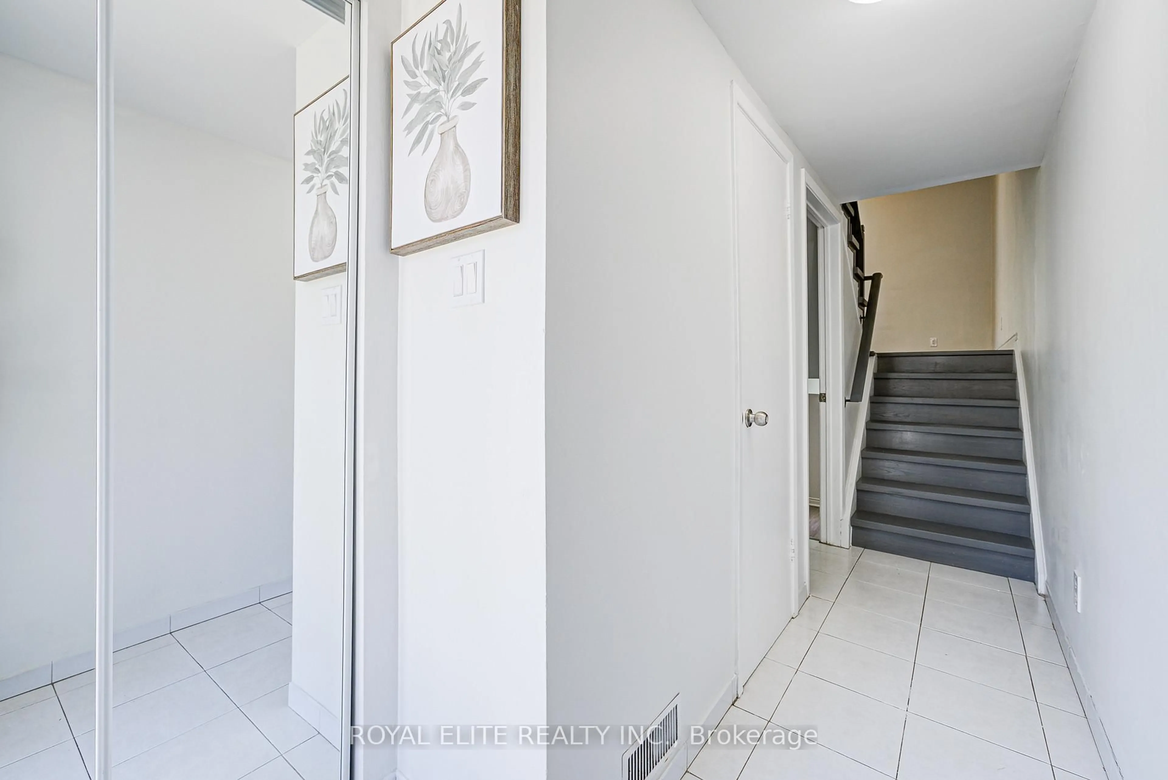 Indoor entryway for 3075 Bridletowne Circ #24, Toronto Ontario M1W 1S8