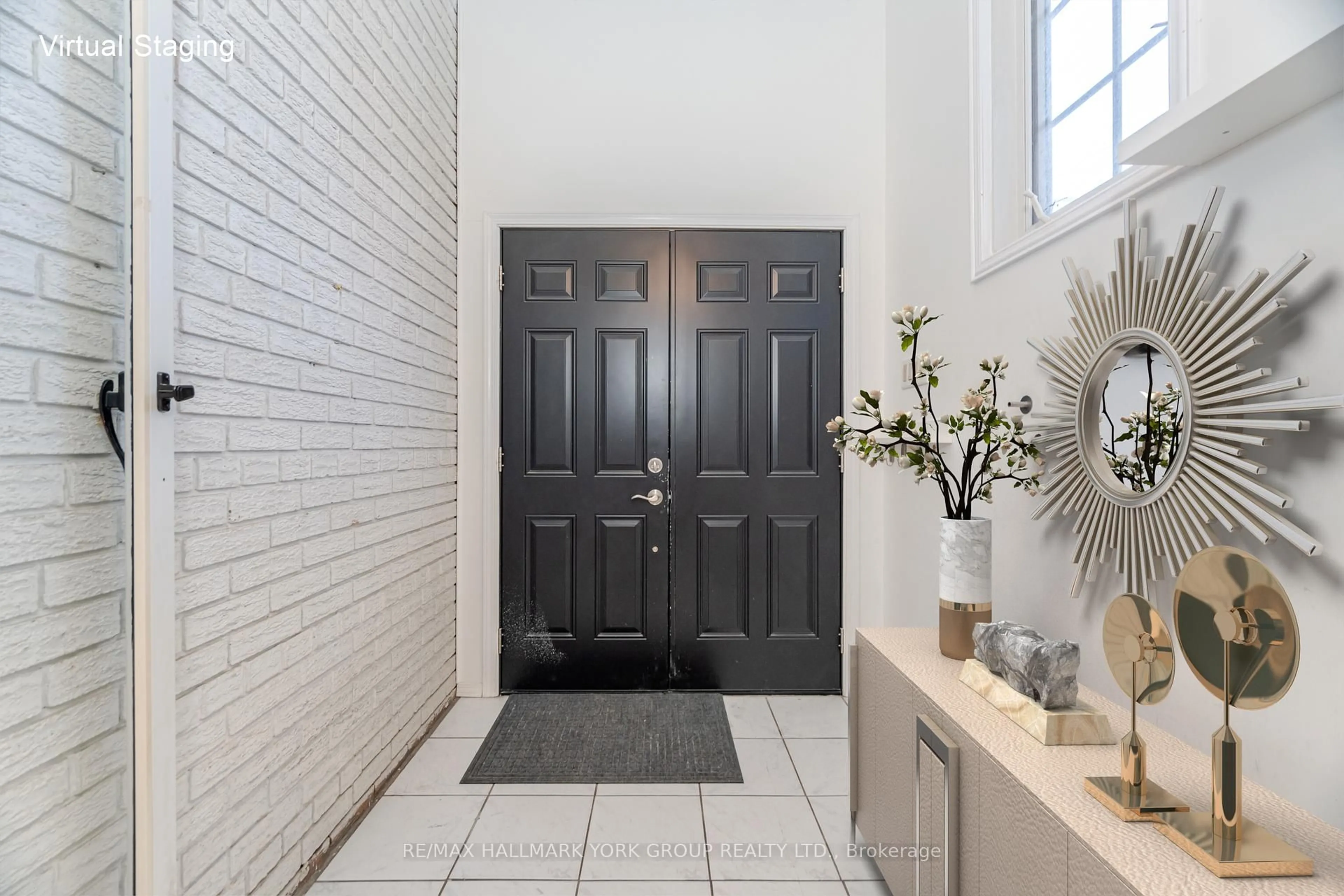 Indoor entryway for 57 Curzon St, Toronto Ontario M4M 3B3
