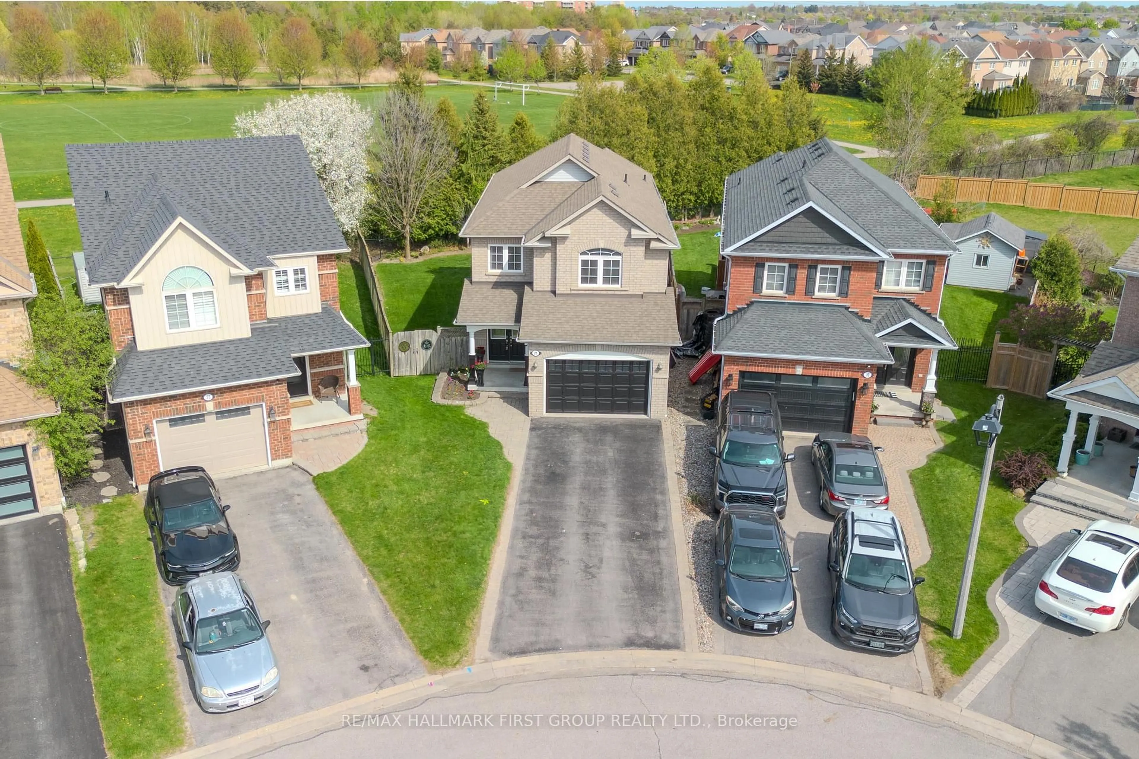 A pic from outside/outdoor area/front of a property/back of a property/a pic from drone, street for 21 Arlston Crt, Whitby Ontario L1R 3C2