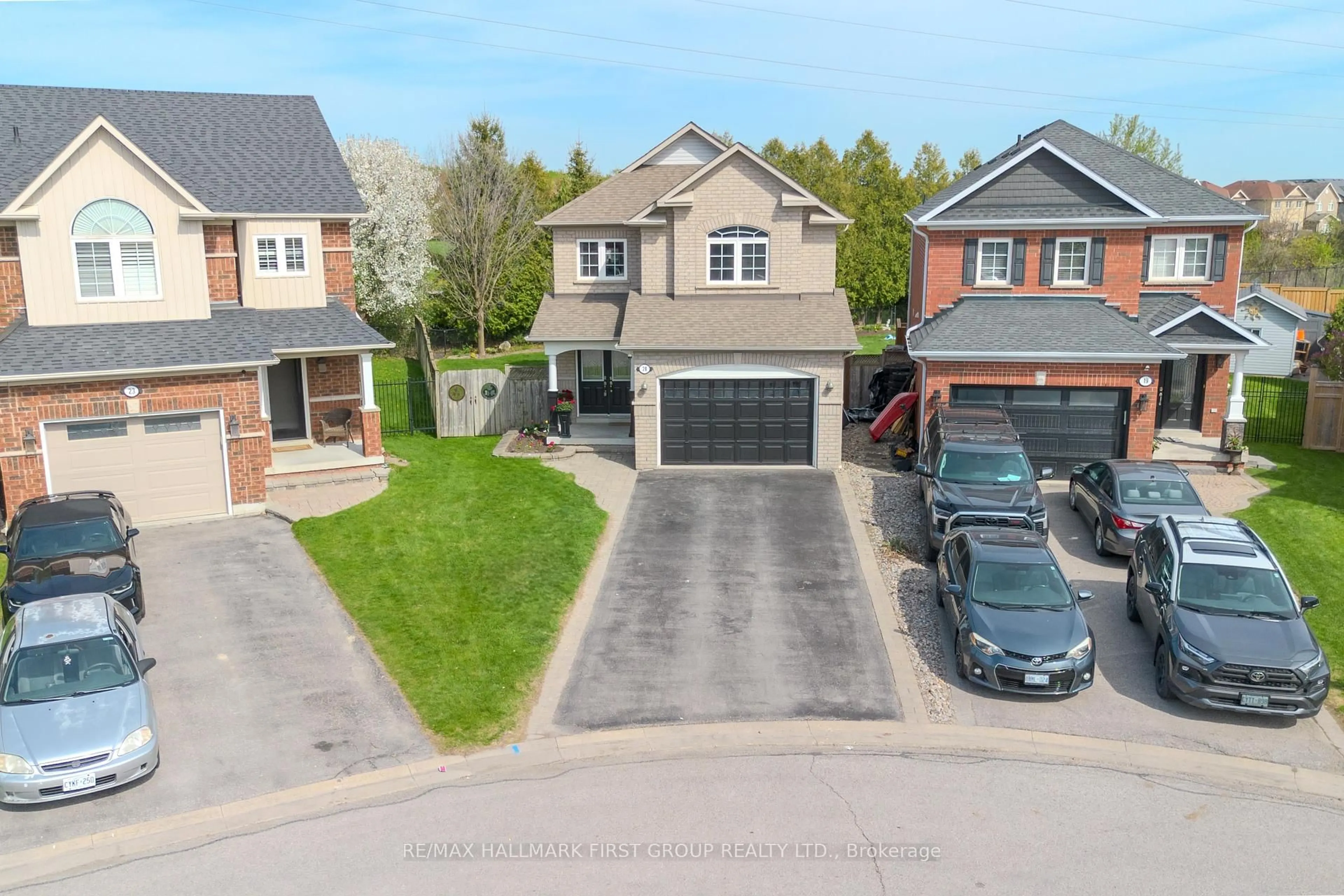 A pic from outside/outdoor area/front of a property/back of a property/a pic from drone, street for 21 Arlston Crt, Whitby Ontario L1R 3C2