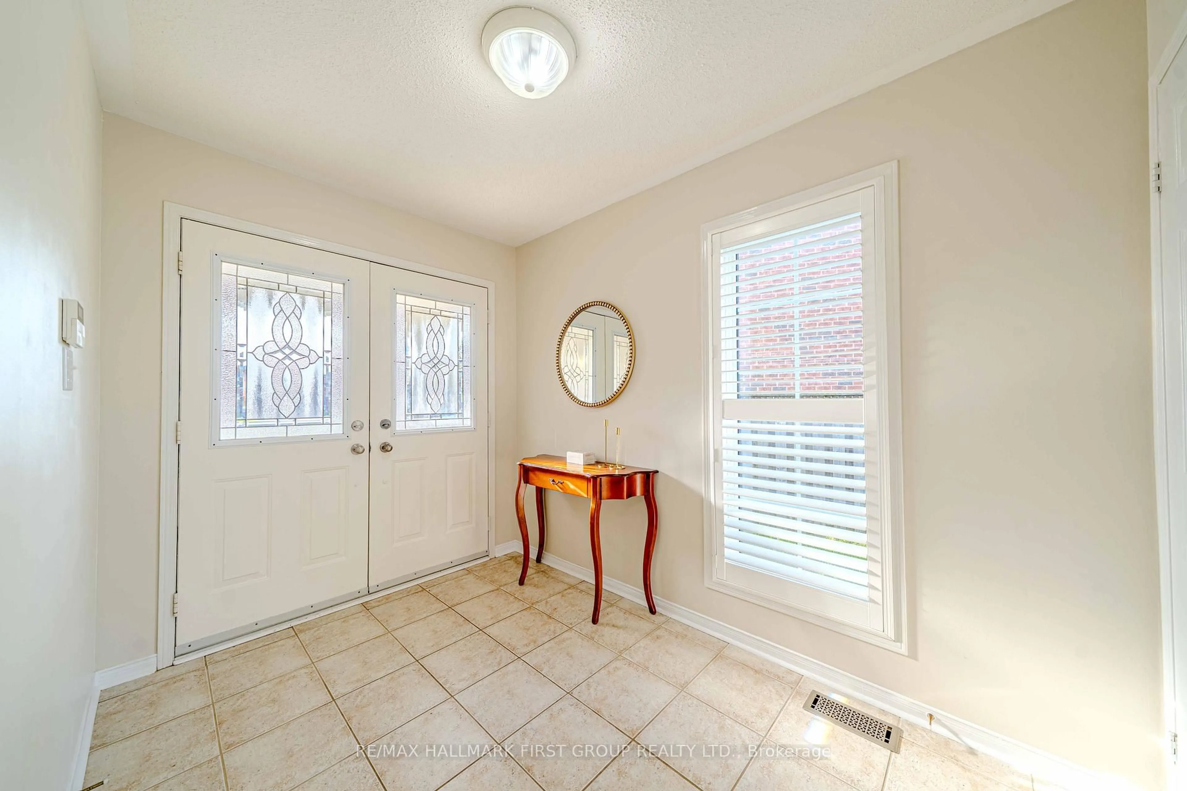 Indoor entryway for 21 Arlston Crt, Whitby Ontario L1R 3C2