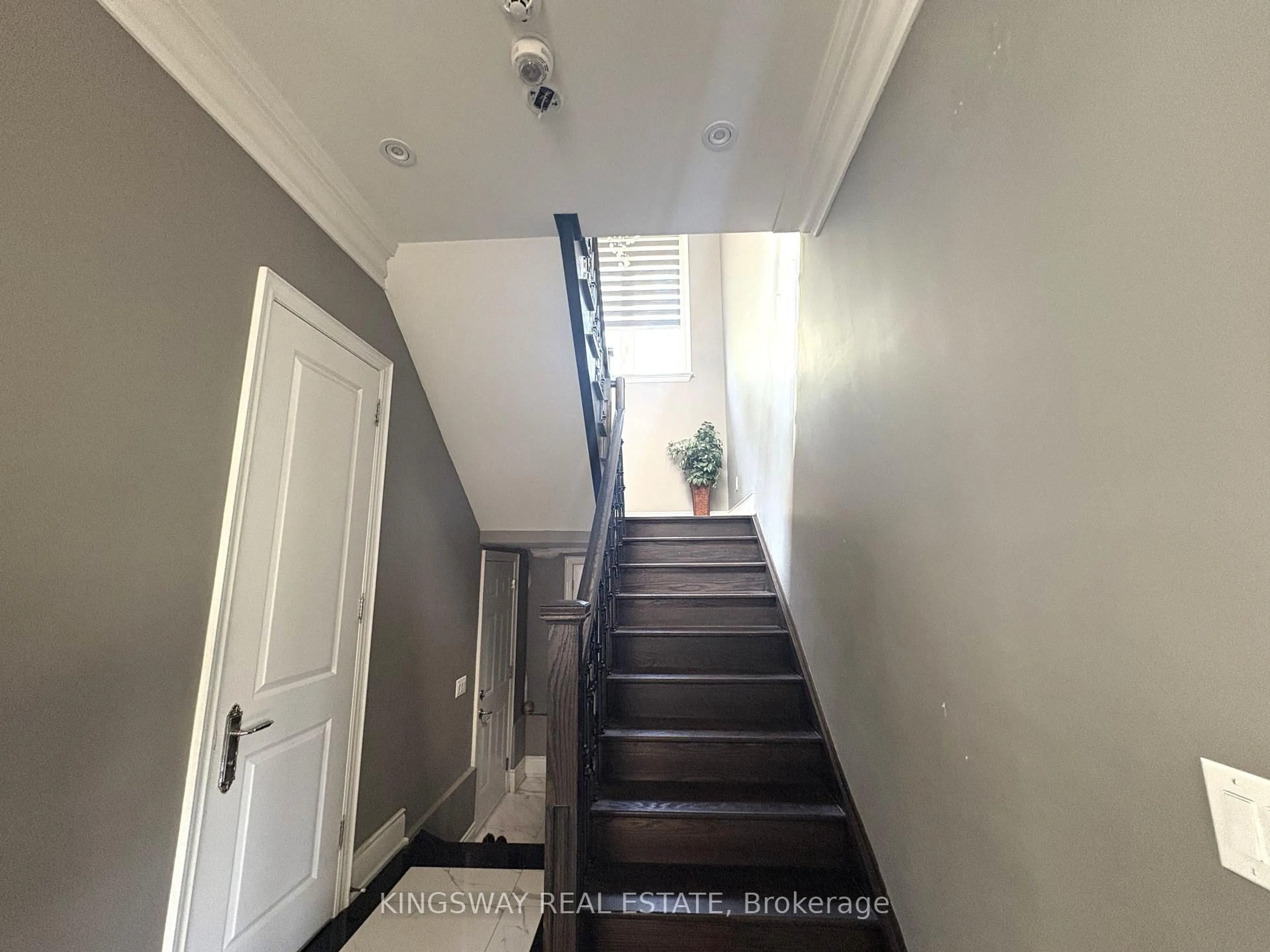 Indoor foyer for 3686 Ellesmere Rd, Toronto Ontario M1C 1H6