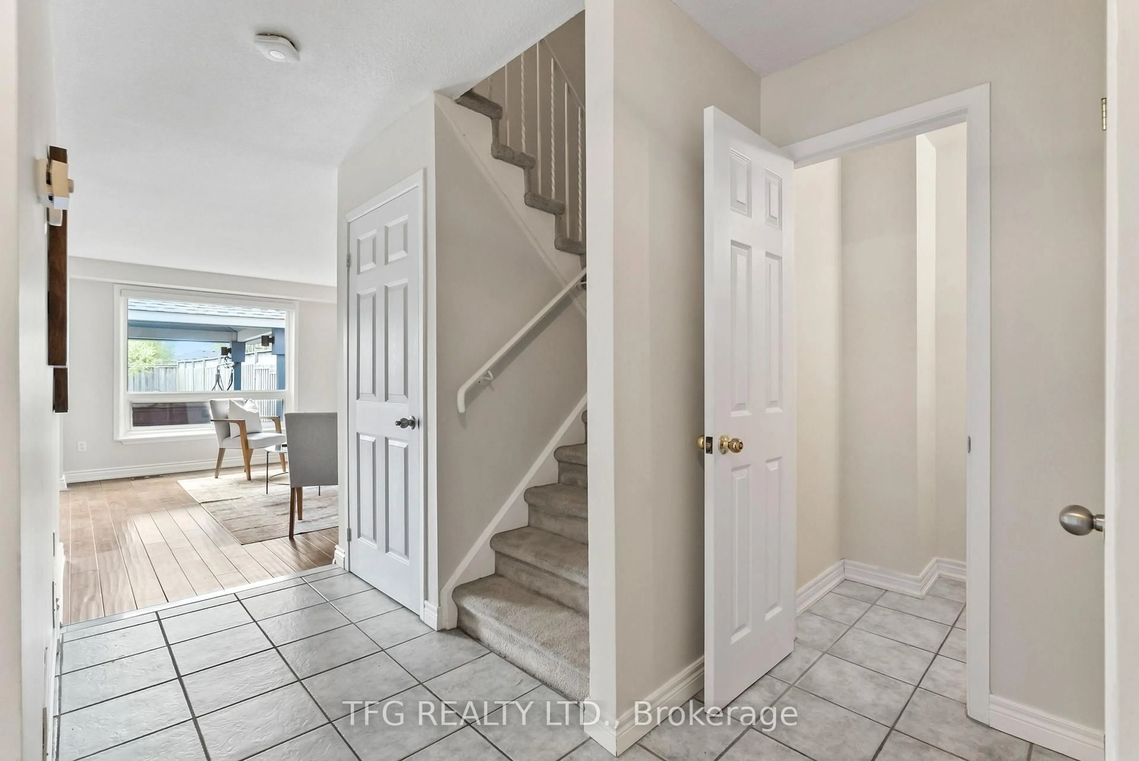 Indoor entryway for 1281 Astra Ave, Oshawa Ontario L1K 1H3