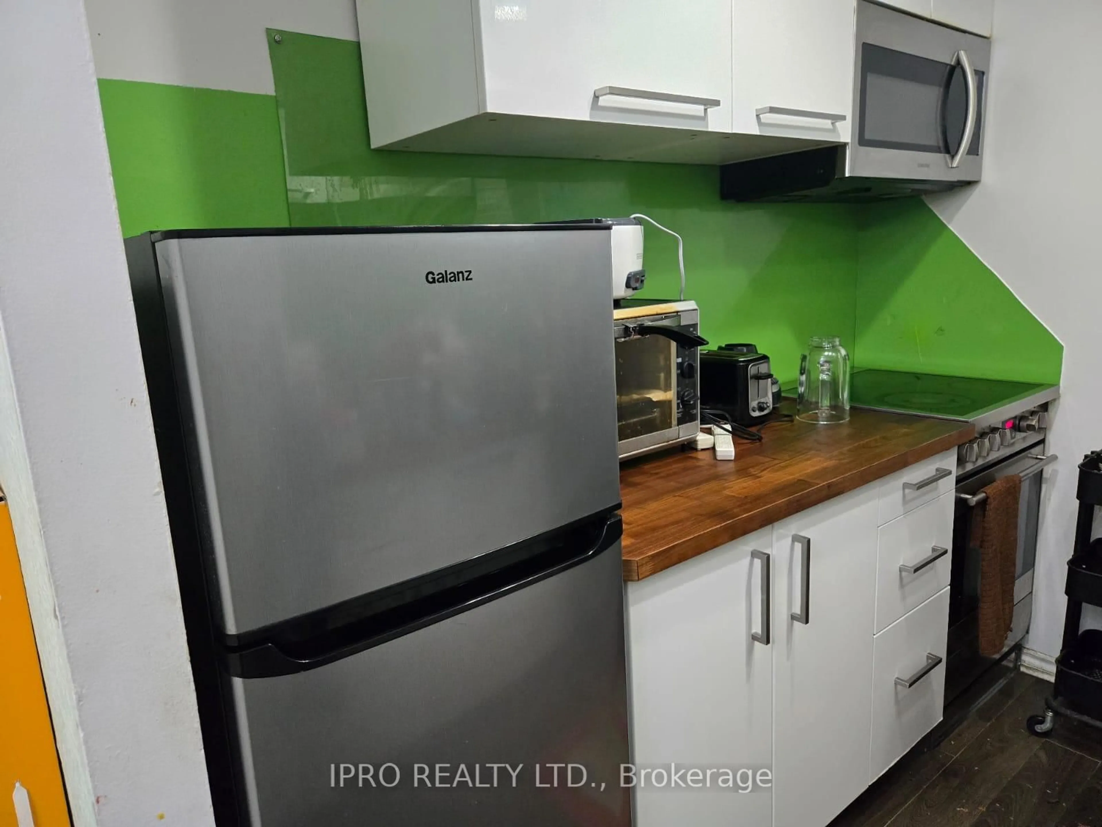 Standard kitchen, wood/laminate floor for 5580 Sheppard Ave #209, Toronto Ontario M1B 2L3
