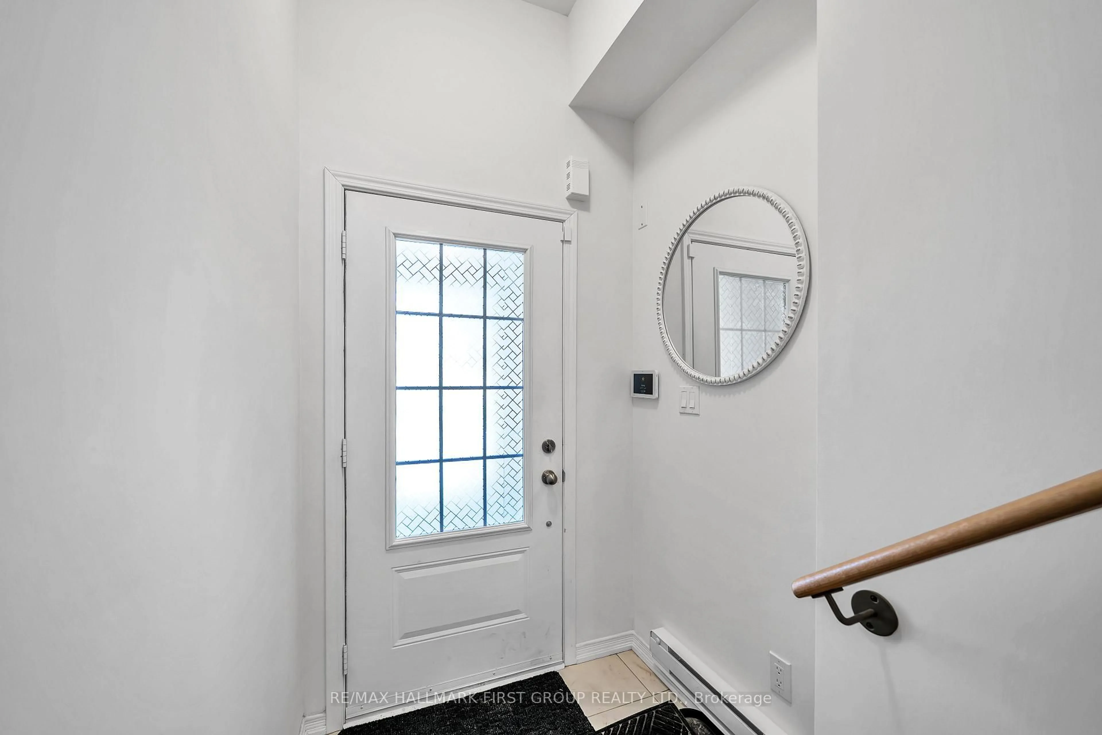 Indoor entryway for 137 Danzatore Path, Oshawa Ontario L1L 0P9