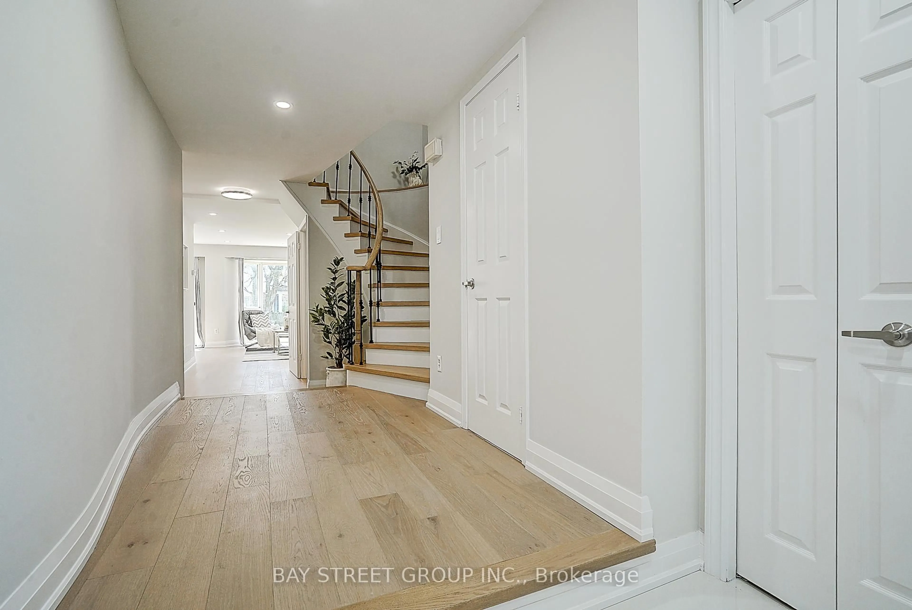 Indoor entryway for 35 Belinda Sq, Toronto Ontario M1W 3M1