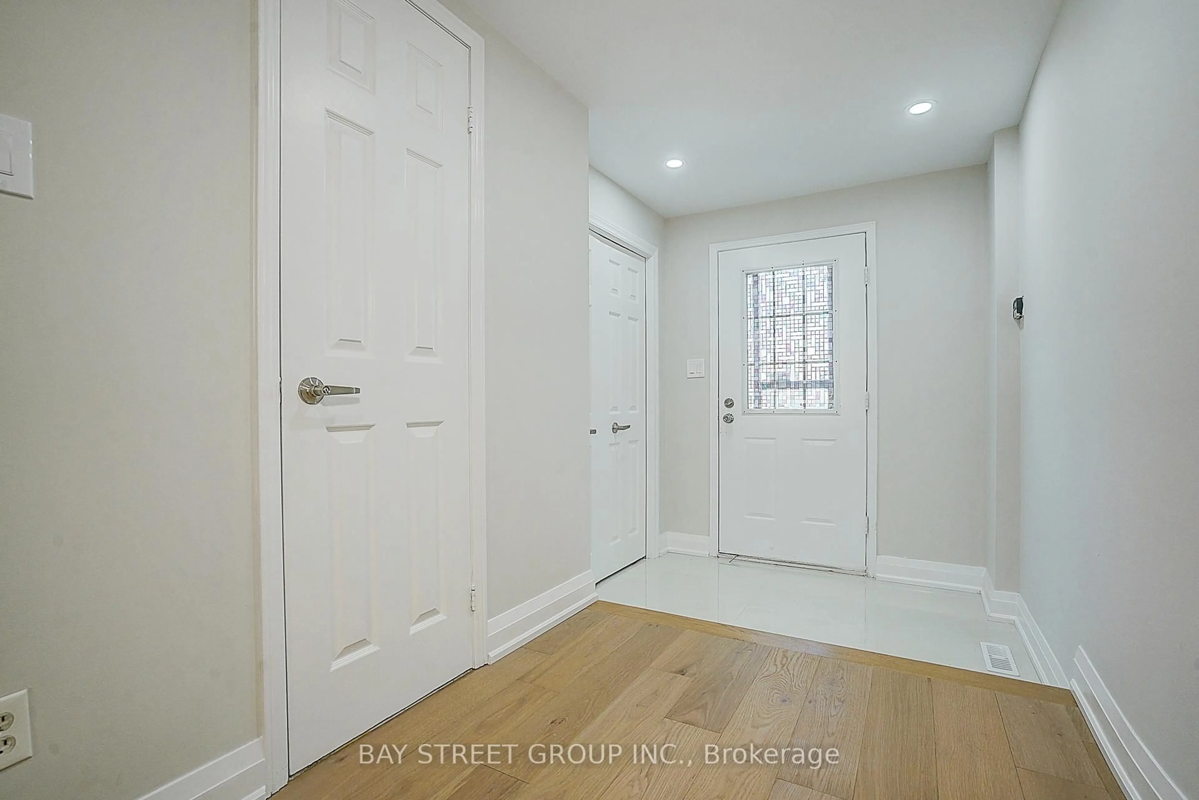 Indoor entryway for 35 Belinda Sq, Toronto Ontario M1W 3M1