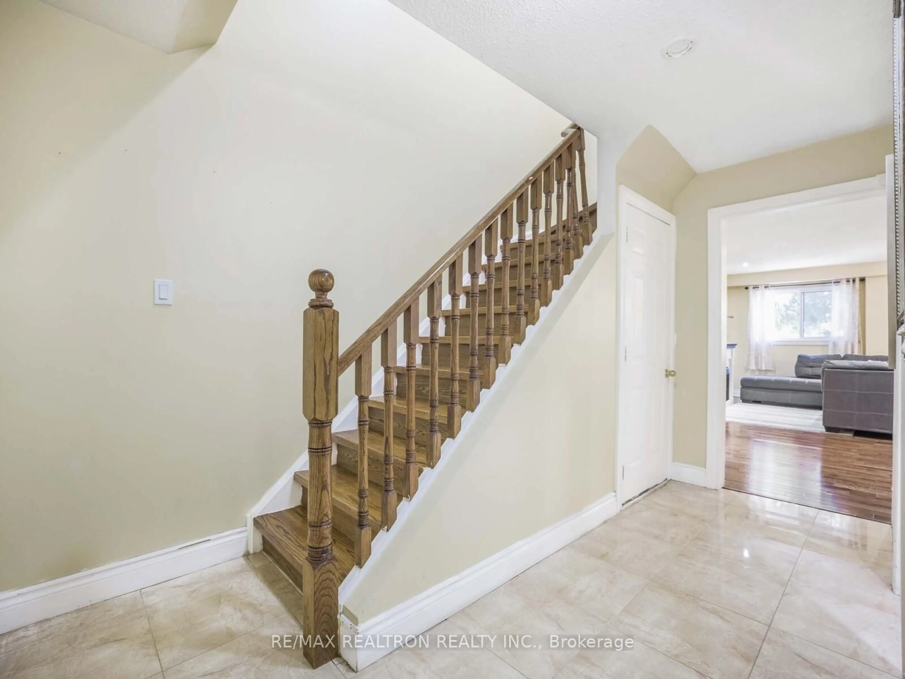 Stairs for 1980 Faylee Cres, Pickering Ontario L1V 2V6