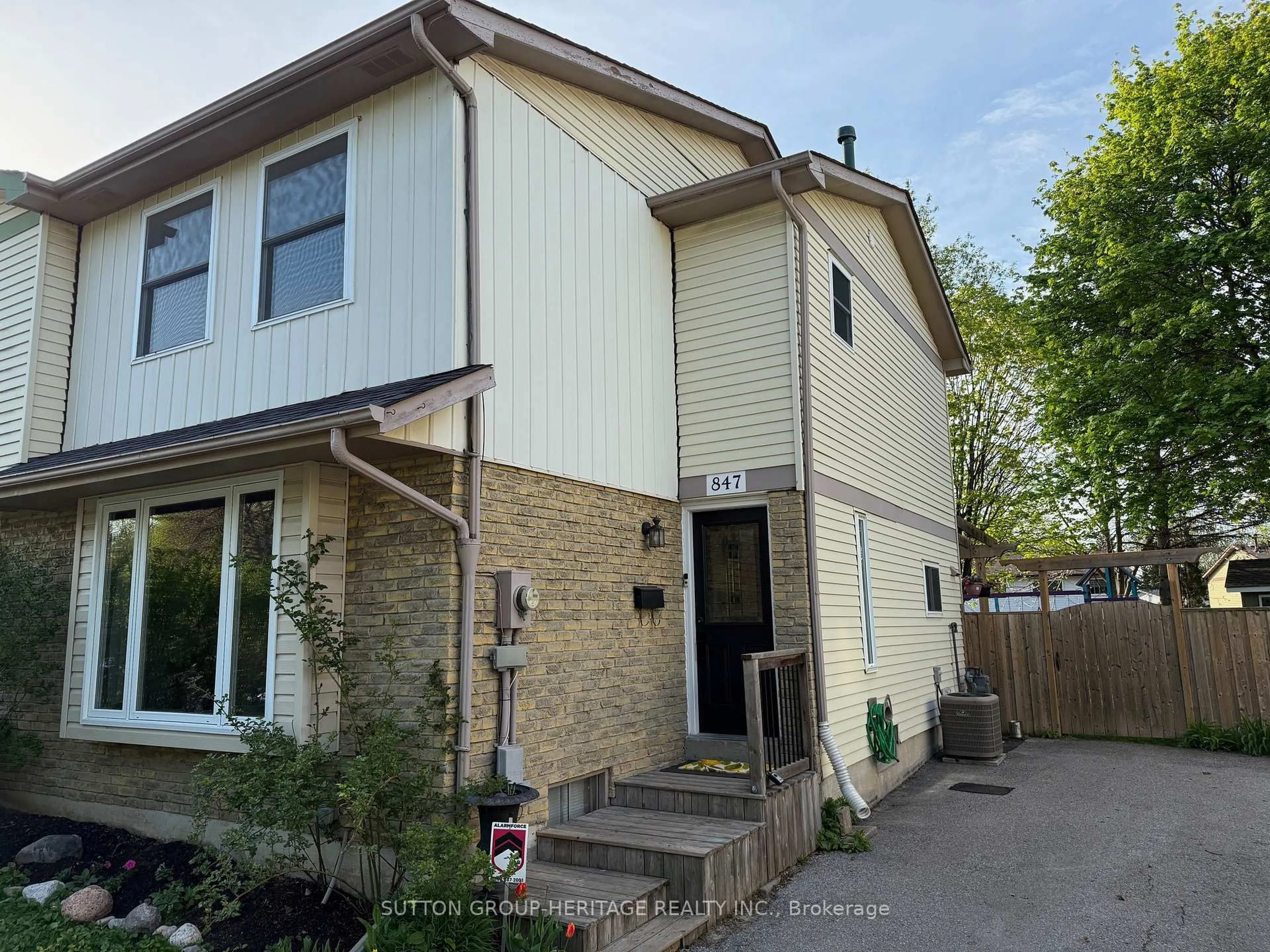 Home with vinyl exterior material, street for 847 Gentry Cres, Oshawa Ontario L1K 1L6