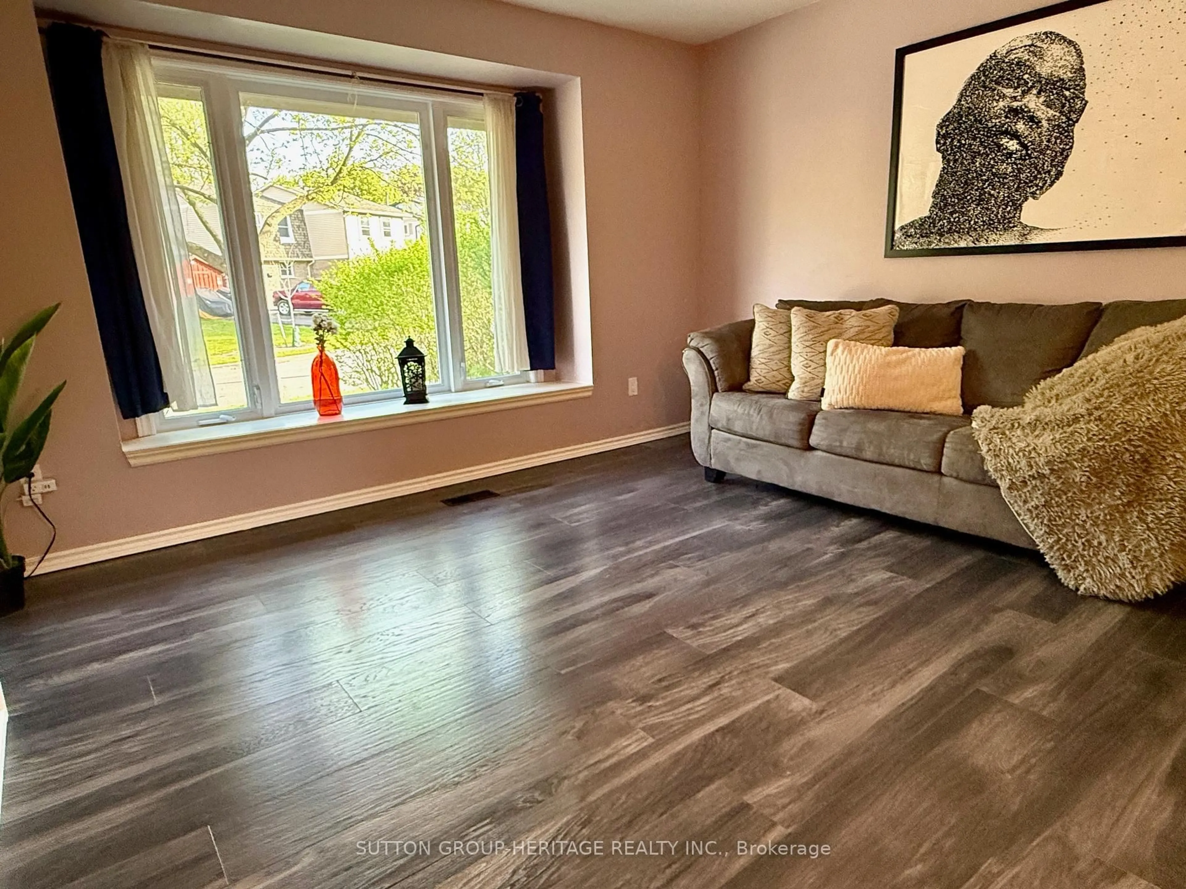Living room with furniture, wood/laminate floor for 847 Gentry Cres, Oshawa Ontario L1K 1L6