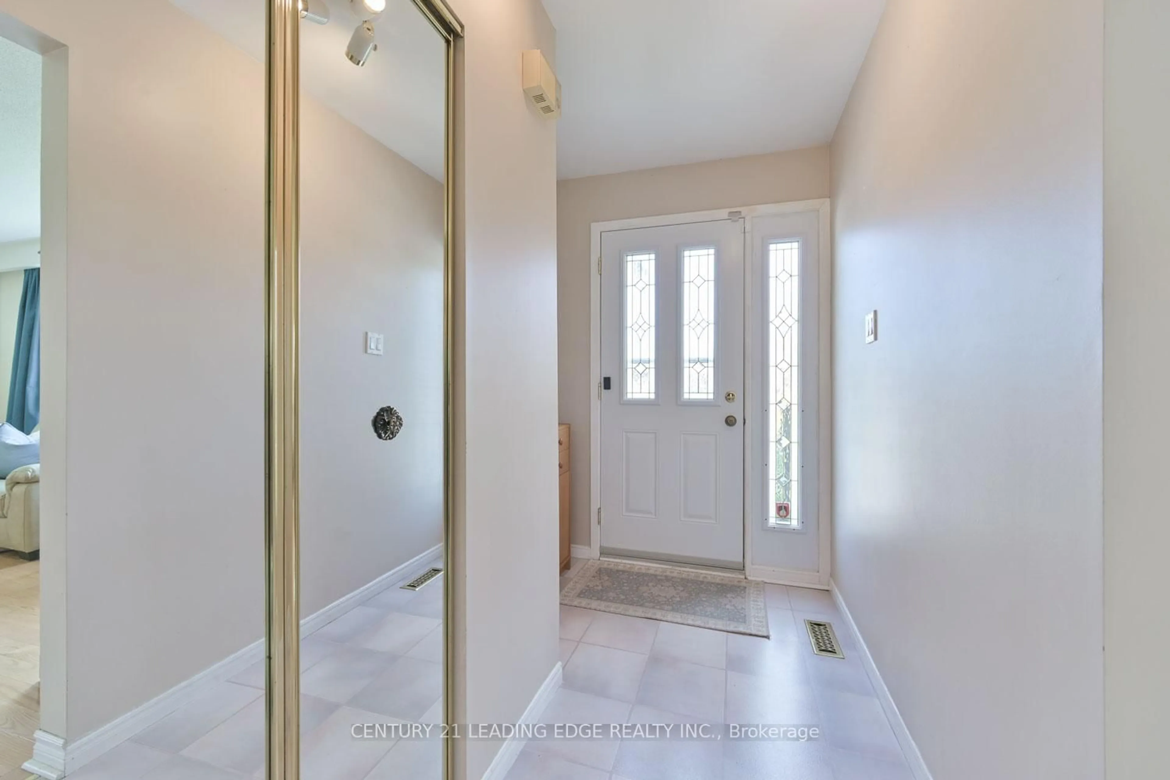 Indoor entryway for 784 Batory Ave, Pickering Ontario L1W 2W3