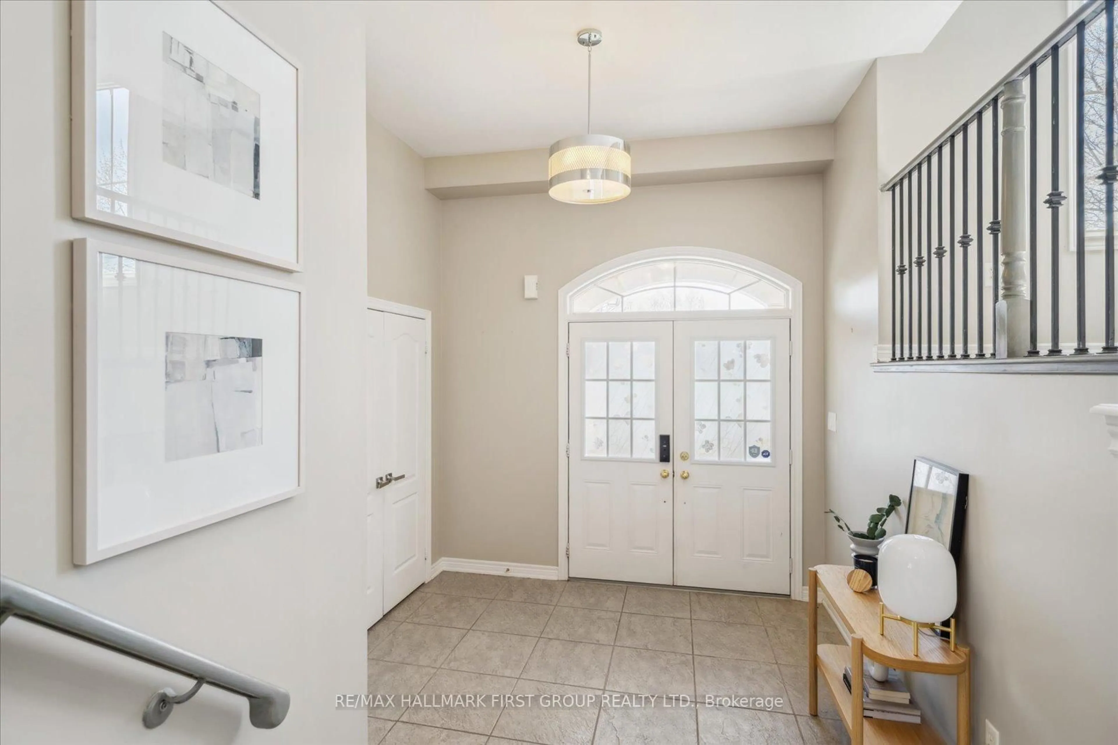 Indoor entryway for 111 Muscat Cres, Ajax Ontario L1Z 0B7