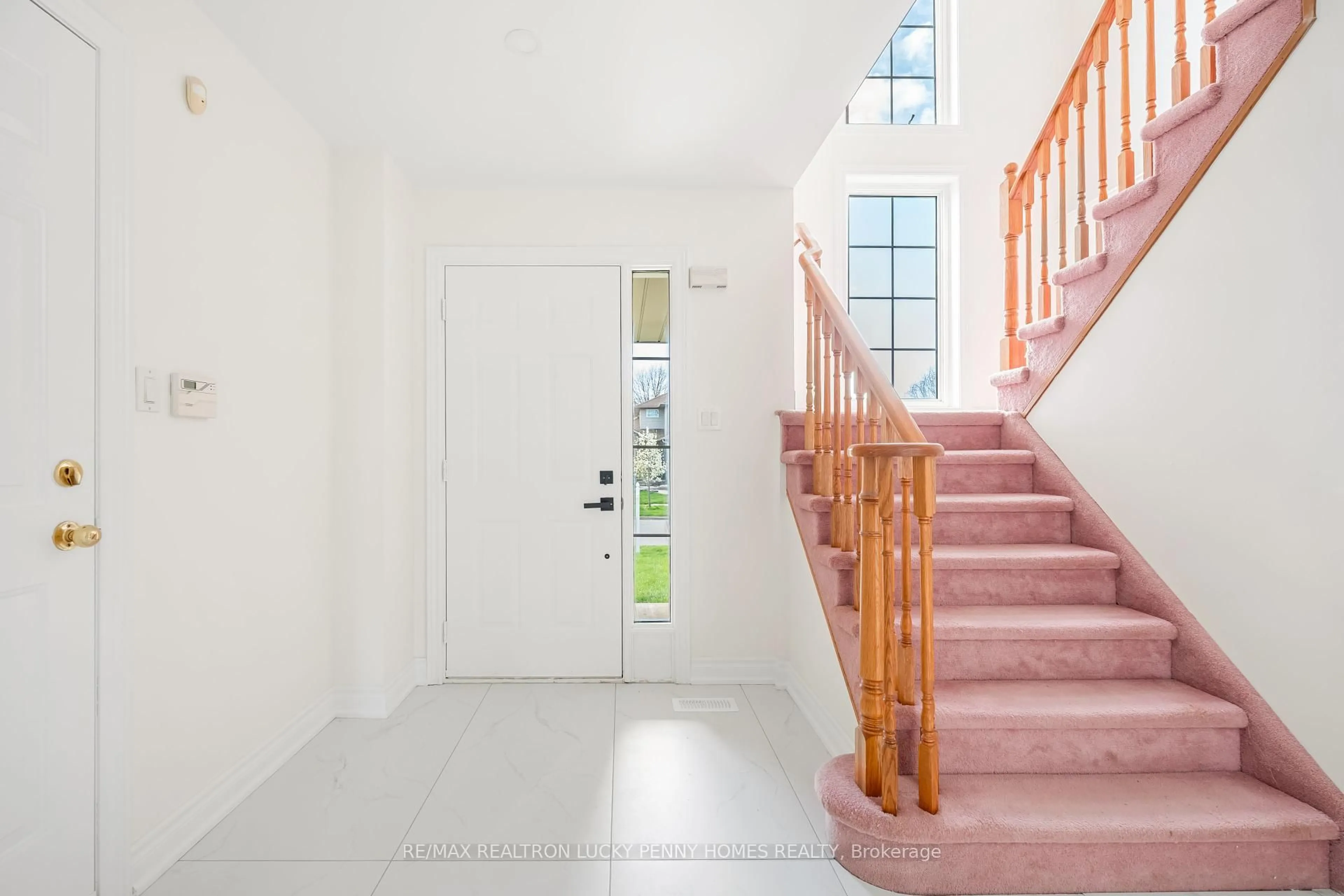 Indoor foyer for 16 WABBOKISH Crt, Clarington Ontario L1E 2X6