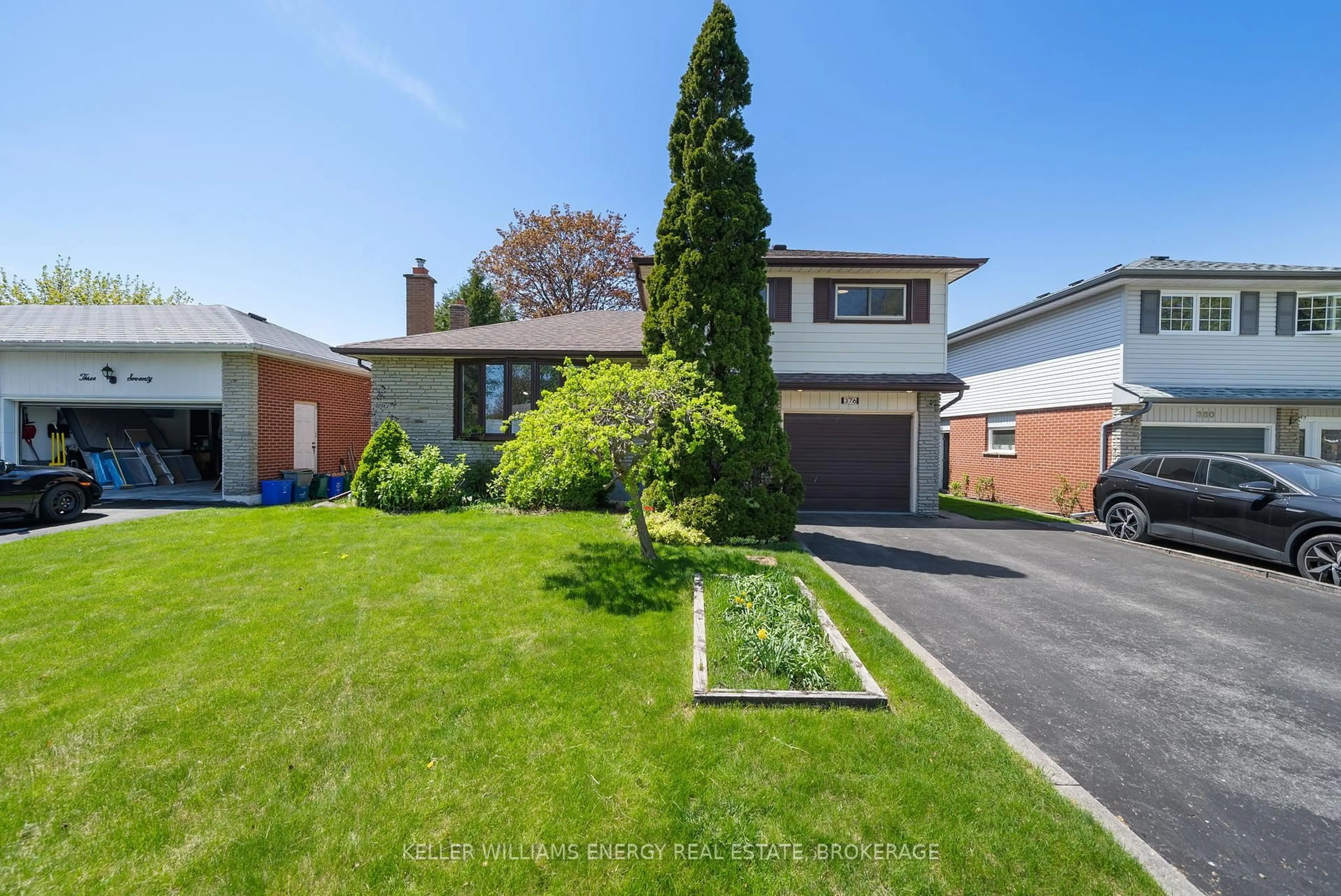 A pic from outside/outdoor area/front of a property/back of a property/a pic from drone, street for 376 Waverly St, Oshawa Ontario L1J 5W1