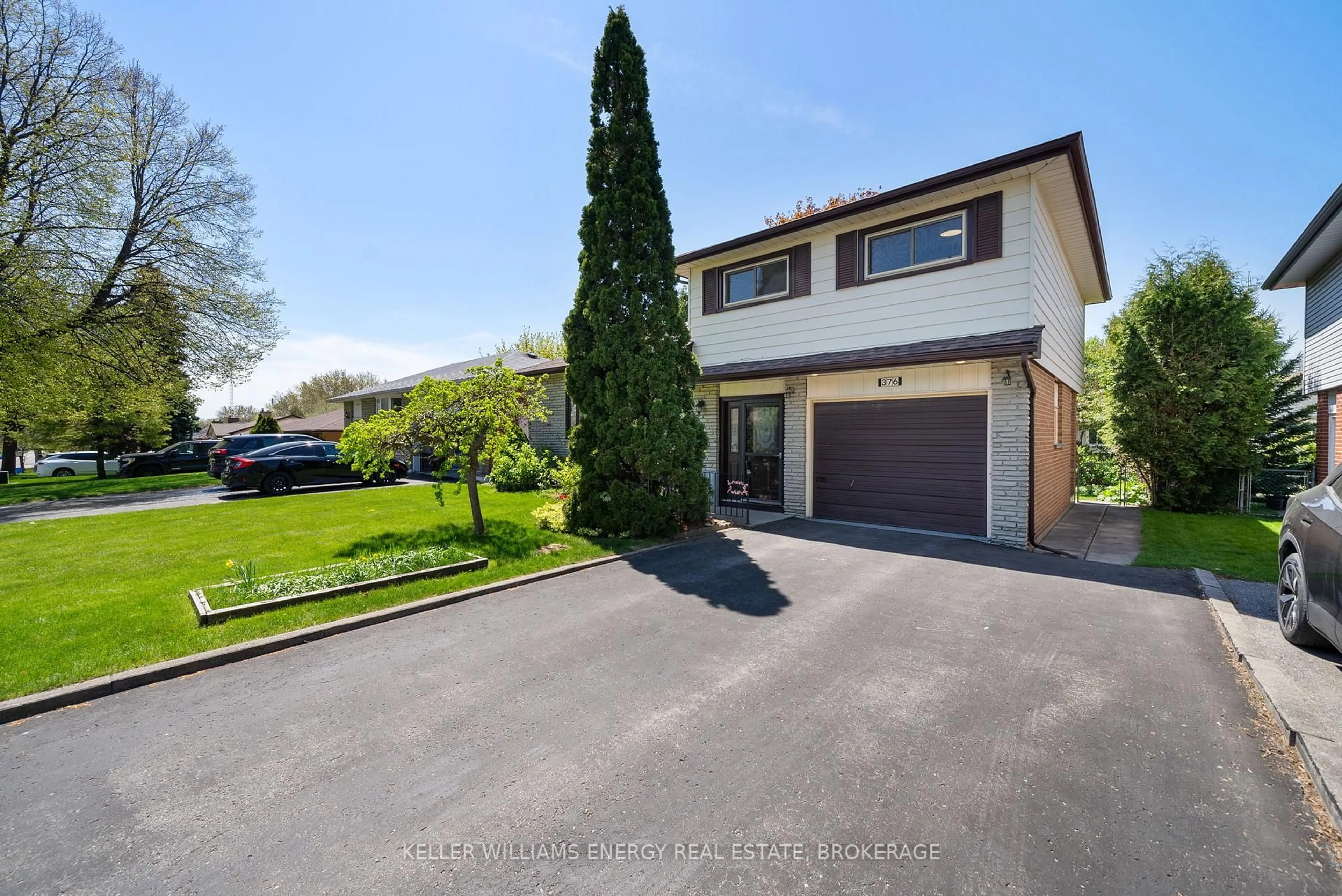 A pic from outside/outdoor area/front of a property/back of a property/a pic from drone, street for 376 Waverly St, Oshawa Ontario L1J 5W1